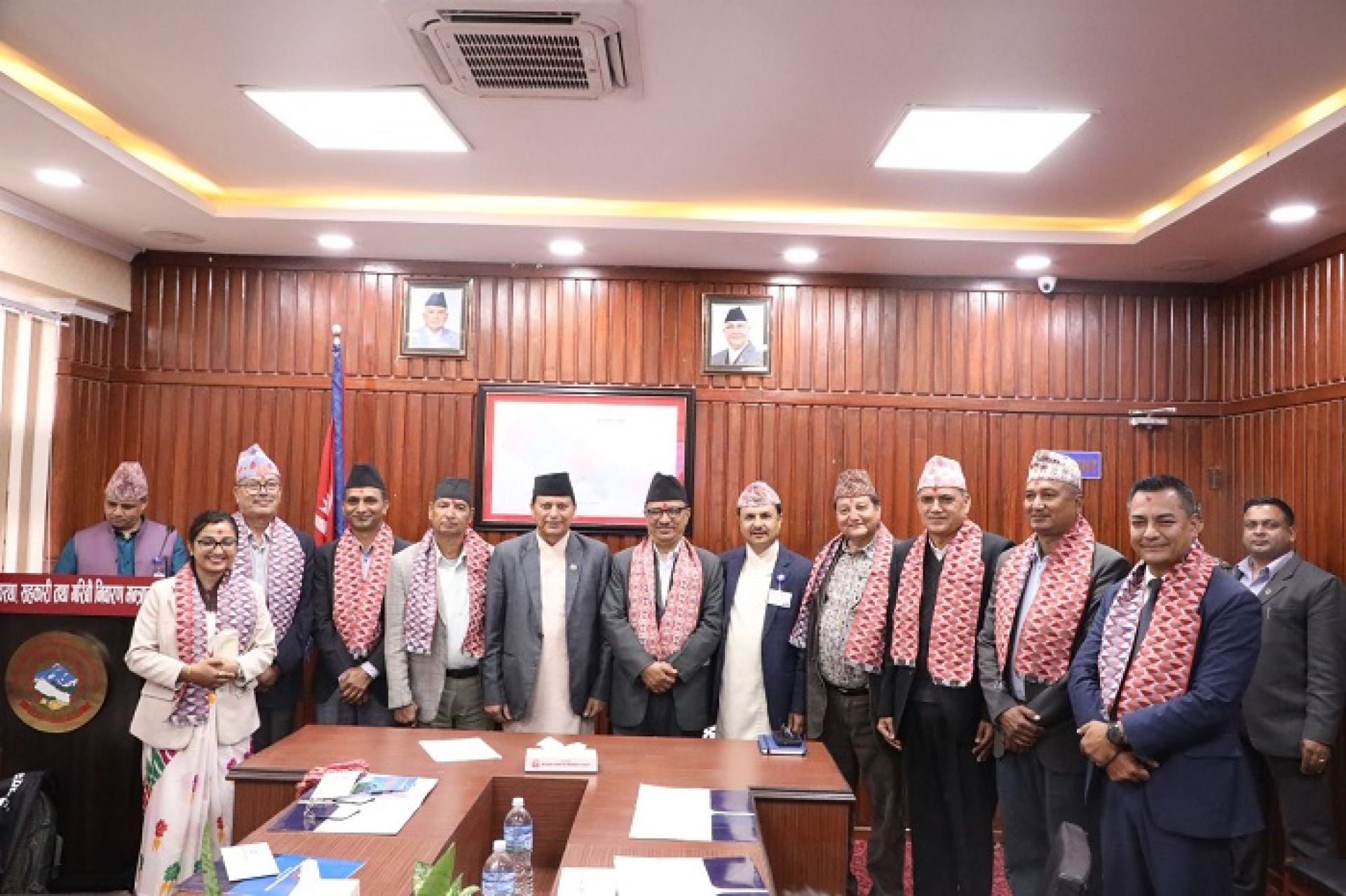 भूमि आयोगका पदाधिकारीले लिए भूमि व्यवस्थामन्त्री अधिकारीबाट सपथ 