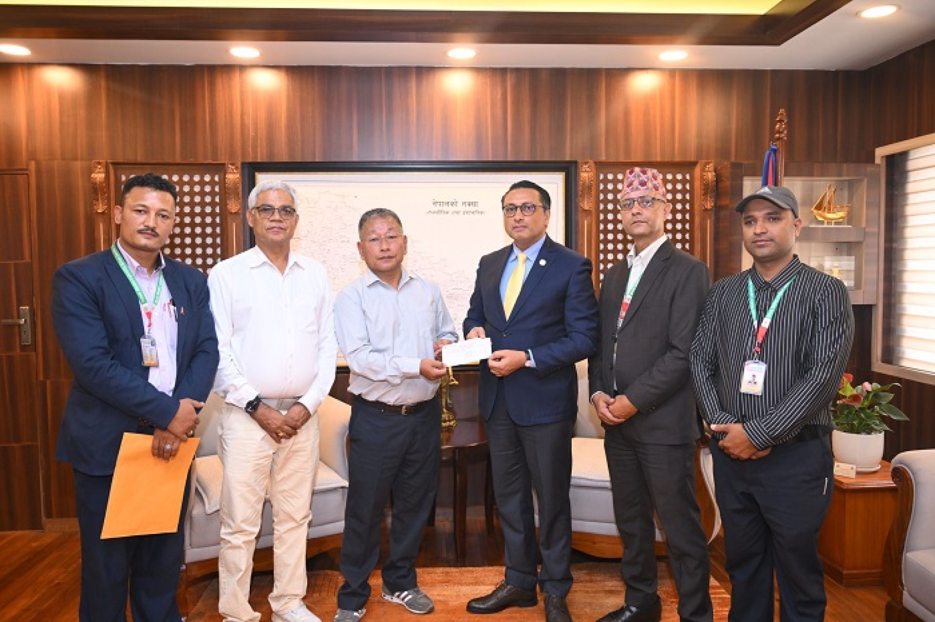 नेरूडे मिर्मिरे लघुवित्तद्वारा प्रधानमन्त्री राहत कोषमा २८ लाख २० हजारभन्दा बढी सहयोग