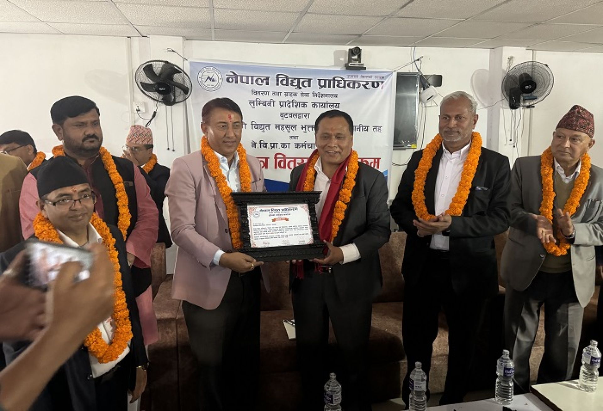प्राधिकरणद्वारा सडक बत्तीको महसुल बक्यौता तिर्ने  १३ पालिकालाई सम्मान, कुन-कुन परे ?
