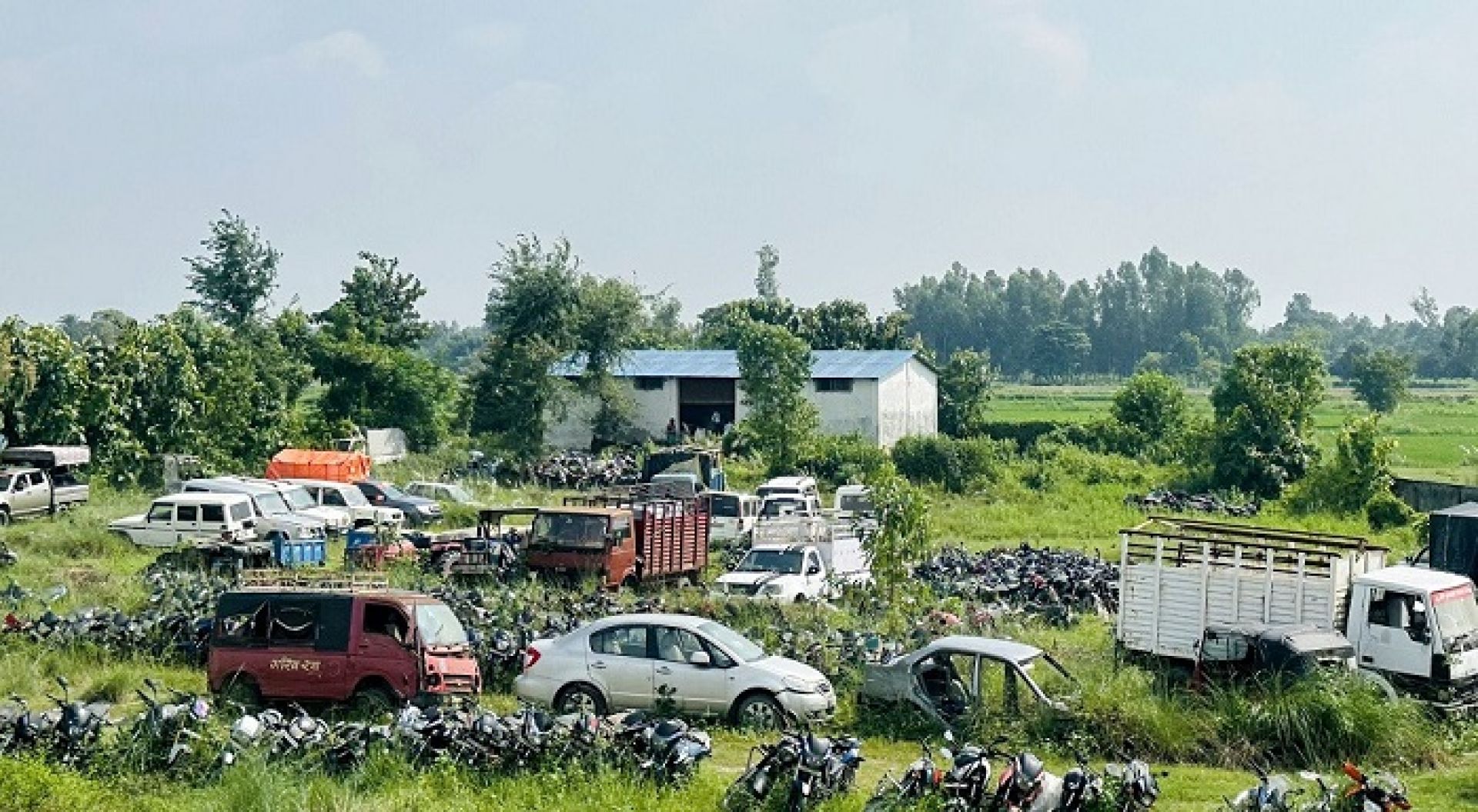 लिलाम नहुँदा सर्लाही भन्सारमै थन्किए करोडौँ मूल्य सवारीसाधन