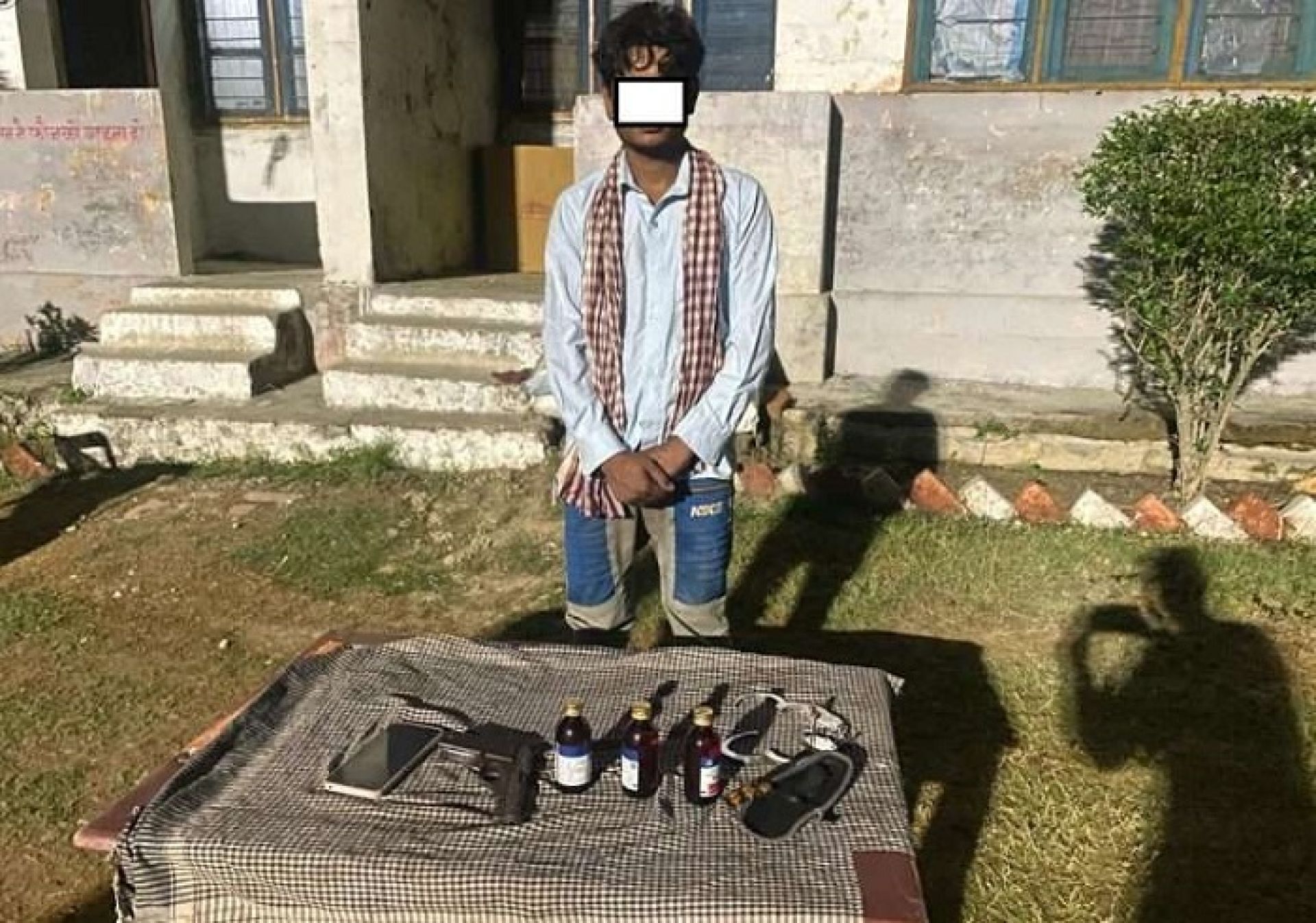 पेस्तोलसहित एक भारतीय नागरिकलाई पक्राउ 