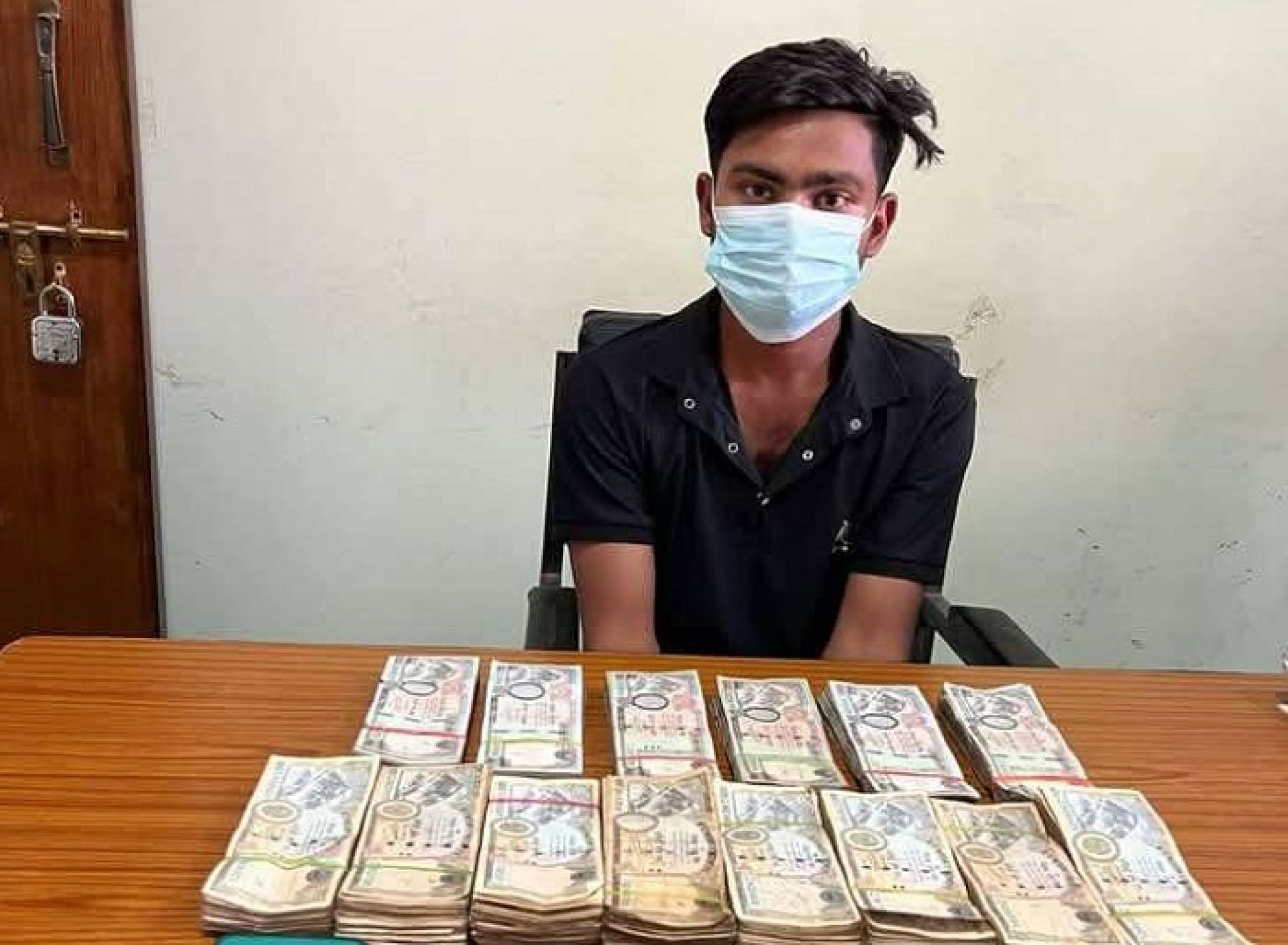 स्रोत नखुलेको १० लाख नेपाली रुपैयाँसहित भारतीय पक्राउ 