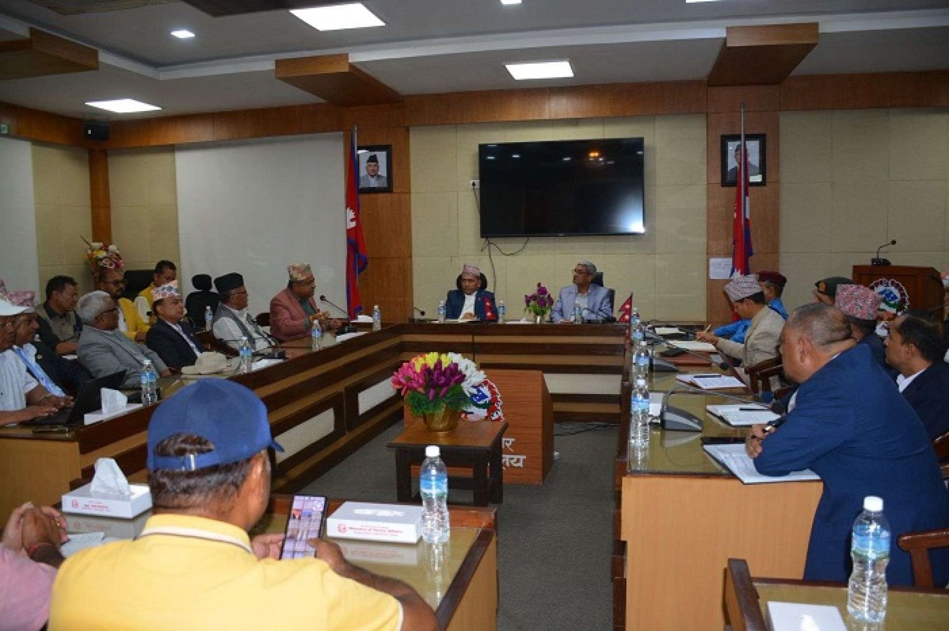 सरकार र यातायात व्यवसायीबी दोस्रो चरणको वार्ता सुरु, पन्ध्र बन्दकर्ता पक्राउ