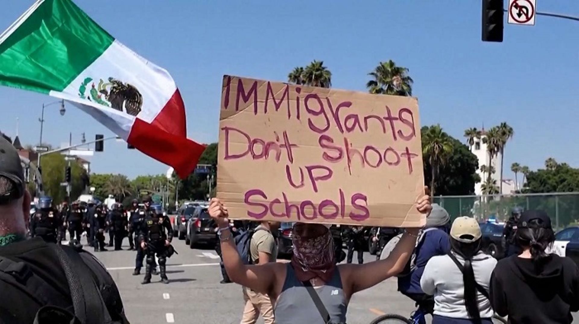 अमेरिकाको लस एन्जलसमा जारी प्रदर्शनले उग्र रुप लिंदै