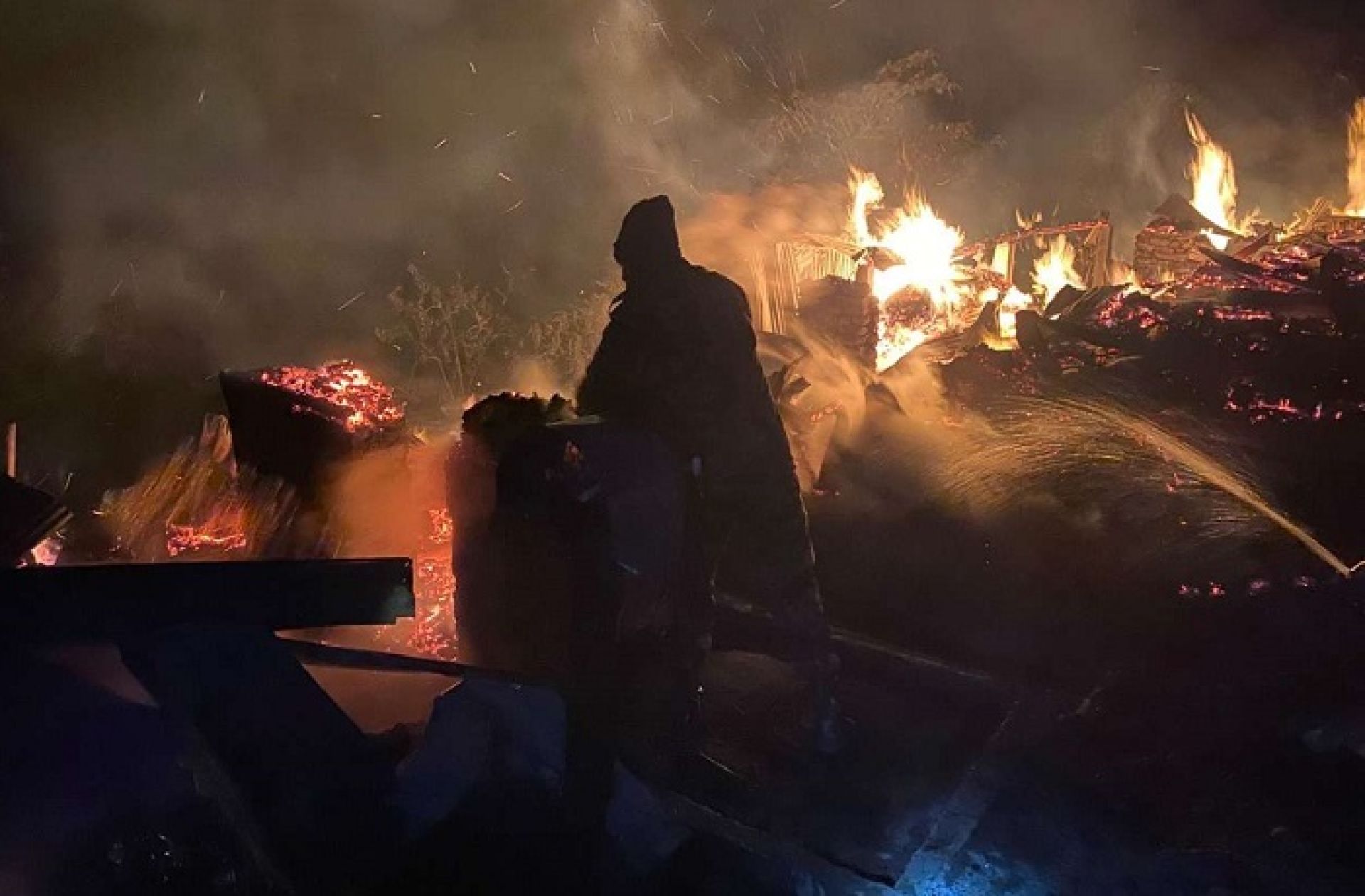 ताप्लेजुङको तेम्बा बजारमा भीषण आगलागीः चार घर पूर्ण रूपमा नष्ट हुँदा करोड बढीको क्षति