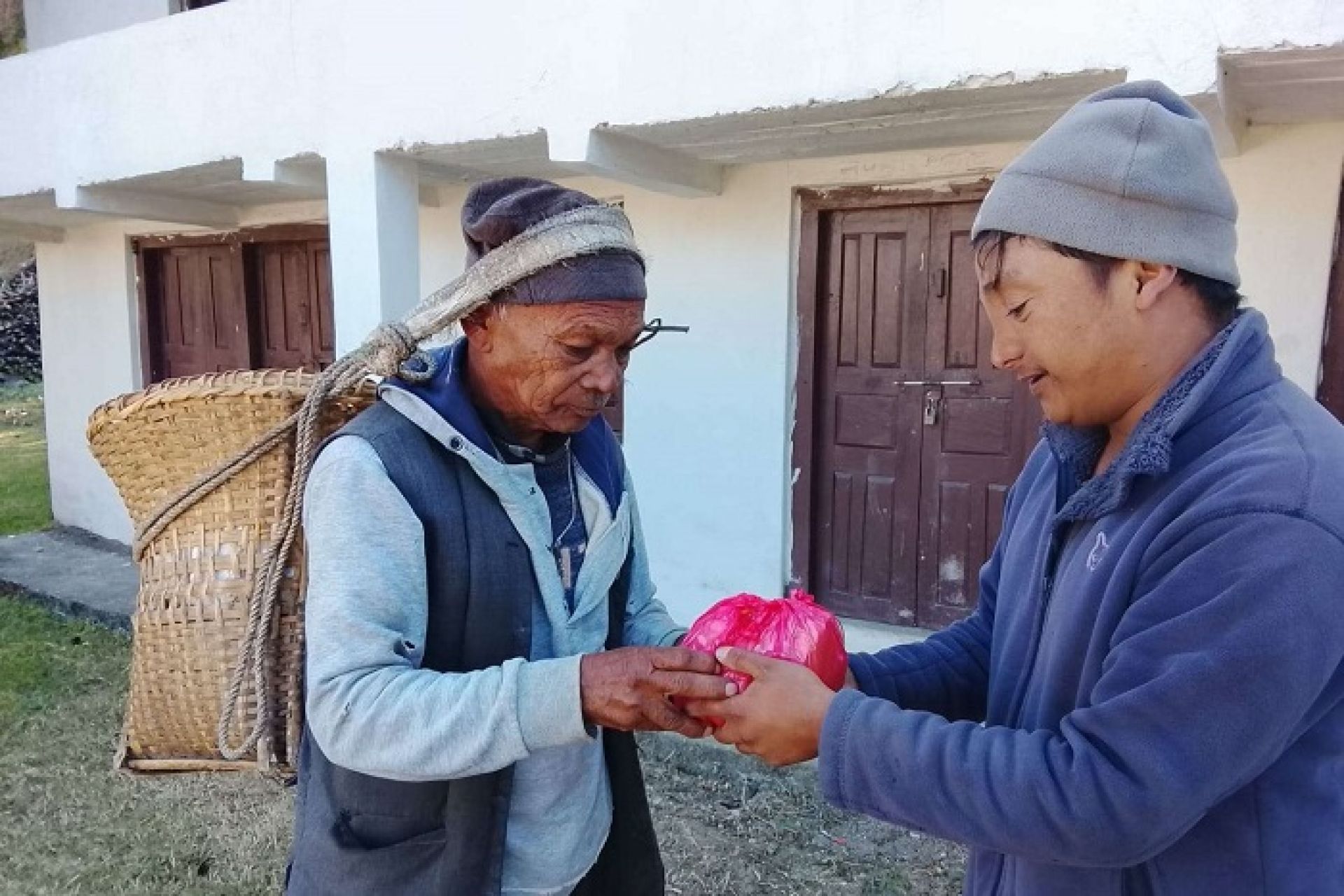 बाजुराका ‘पाउरोटी बड्डा’: जो डोकोमा पाउरोटी बेचेर मासिक ५० हजार कमाउँछन् 