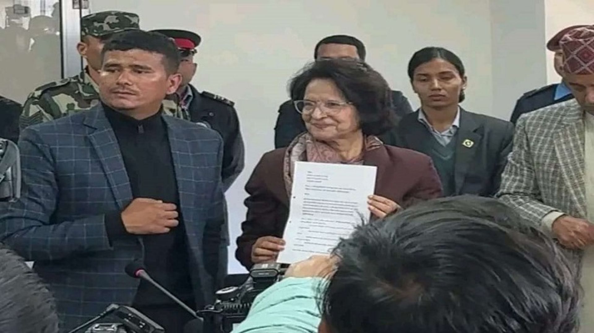 बाजुराको स्वास्थ्य समस्या सुधारको माग राख्दै हेमराज थापाले मन्त्री शर्मालाई बुझाए ज्ञापन पत्र