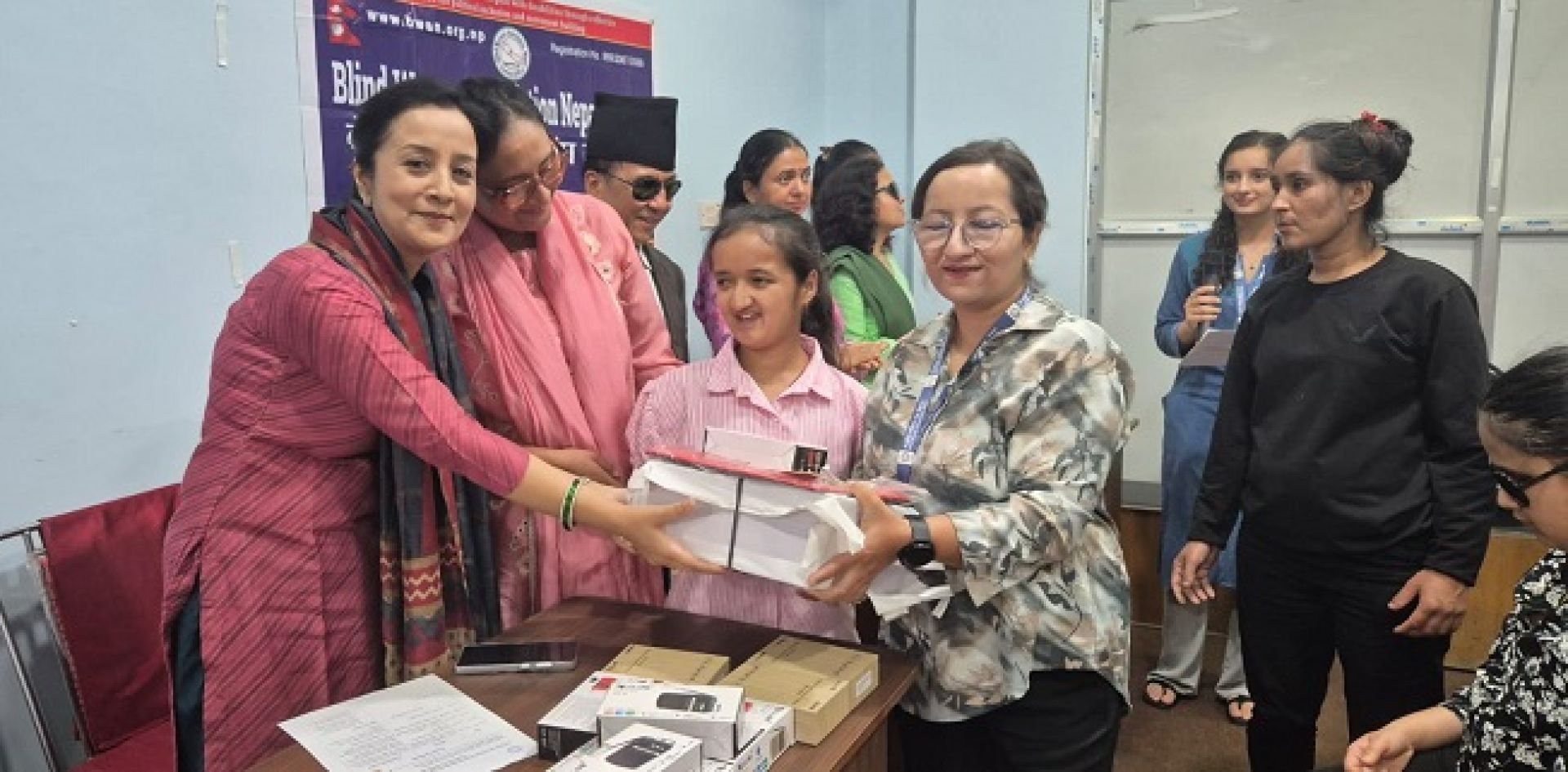 सगरमाथा लुम्बिनी इन्स्योरेन्सद्वारा नेत्रहीन महिला संघ नेपालका विद्यार्थीलाई शैक्षिक सामग्री हस्तान्तरण