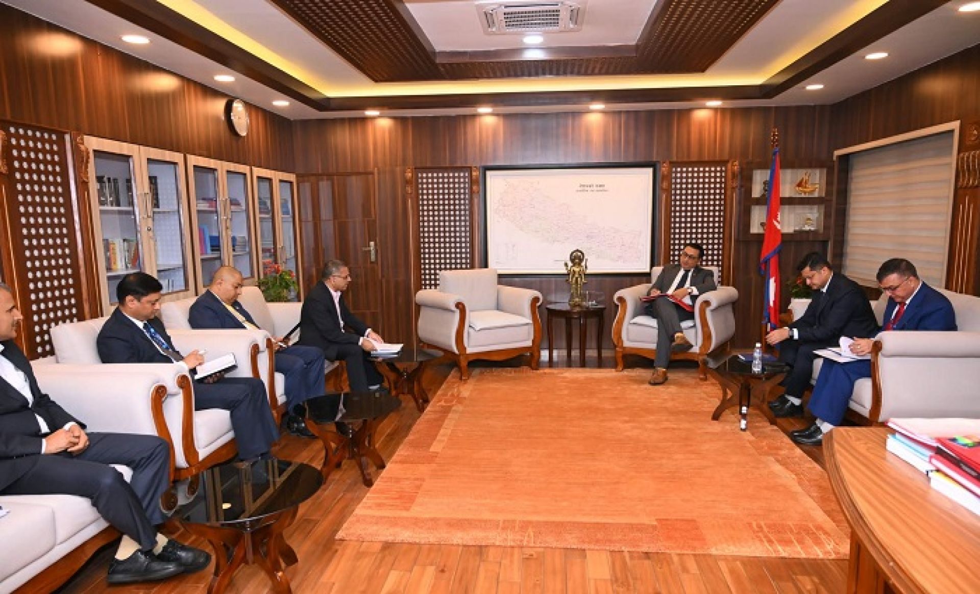अर्थमन्त्री र राष्ट्र बैंकका अधिकारीबीच छलफल, वित्तीय संकटमा परेका व्यवसायीलाई कसरी उकास्ने ?