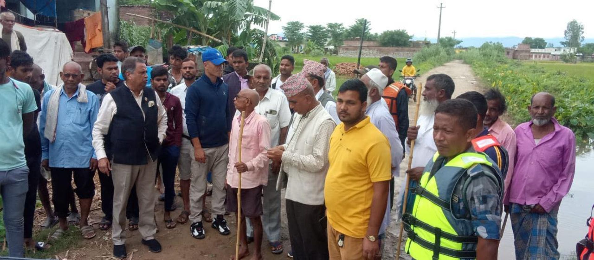 बाढी प्रभावित क्षेत्रमा पुगे:  विनोद चौधरी