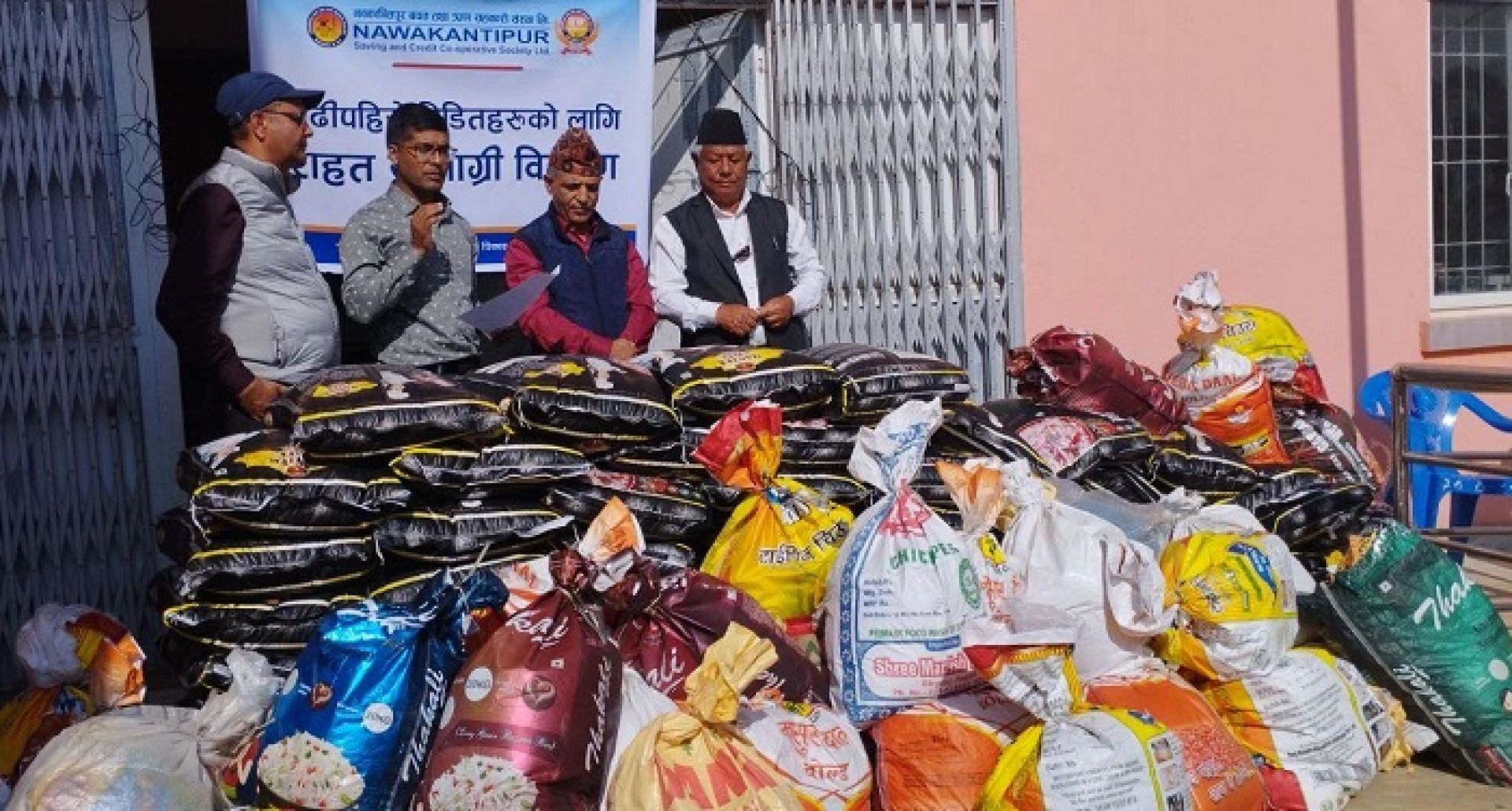 नवकान्तिपुर सहकारीद्वारा बाढीपिडितहरुको लागि राहत सामाग्री वितरण