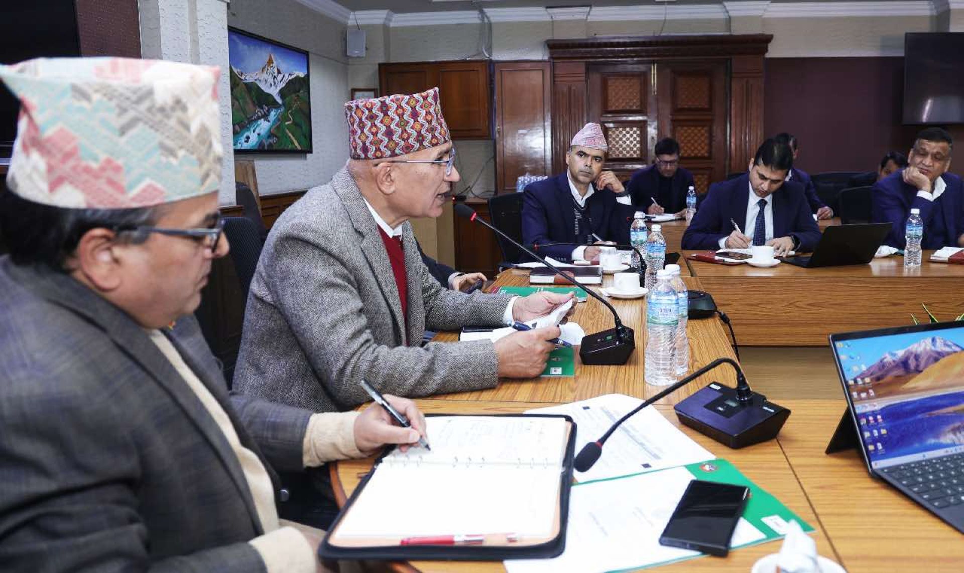 बैंकका सिईओलाई अर्थमन्त्रीको निर्देशनः रणनीतिक योजना बनाएर काम गर्नुहोस्