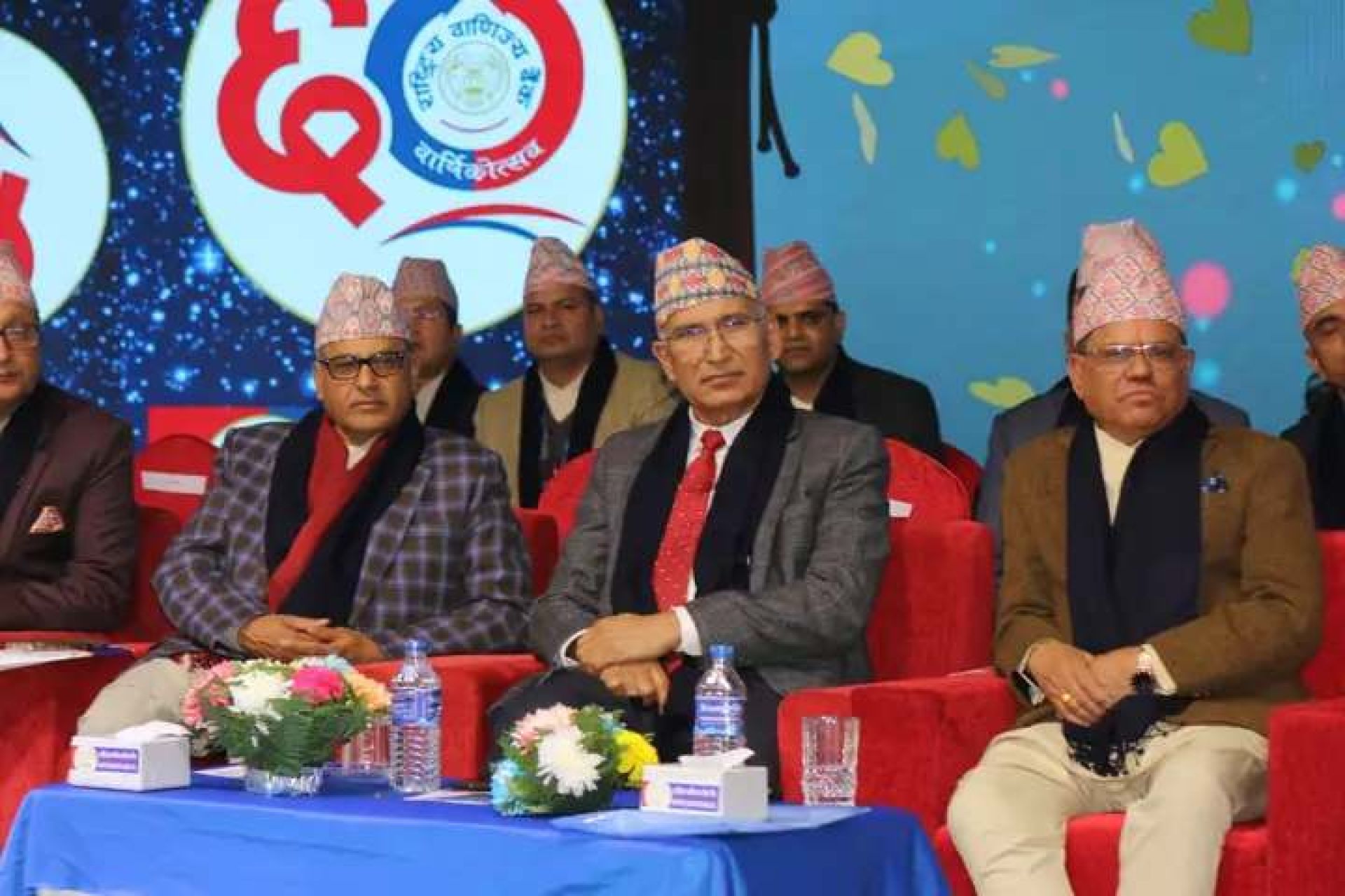 गभर्नर अधिकारी भन्छन्-बैंकहरु समस्याग्रस्त छैनन्, नियामकले नजिकबाट हेरिरहेको छ