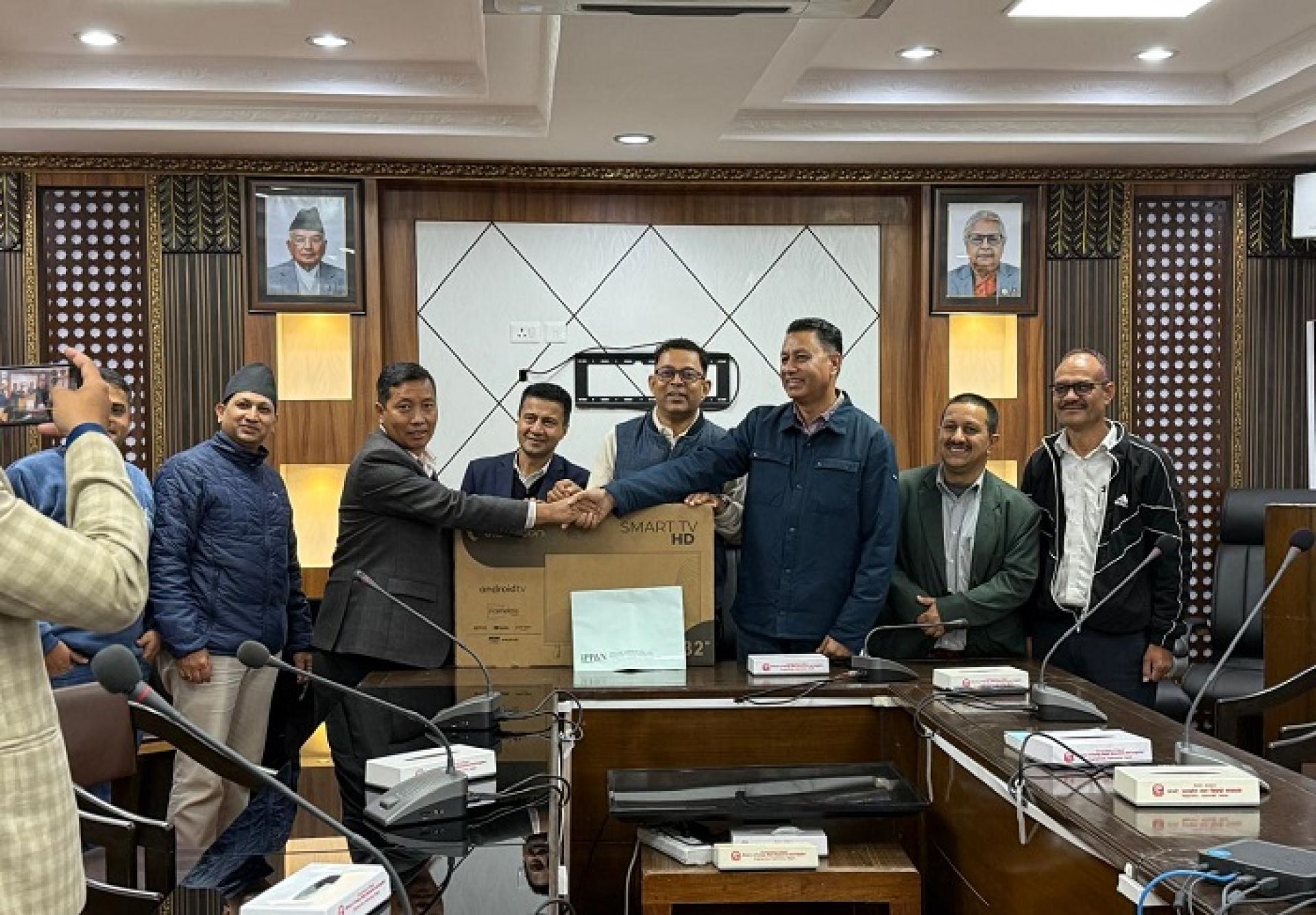 इप्पानद्धारा ऊर्जा मन्त्रालयलाई चार थान टेलिभिजन हस्तान्तरण