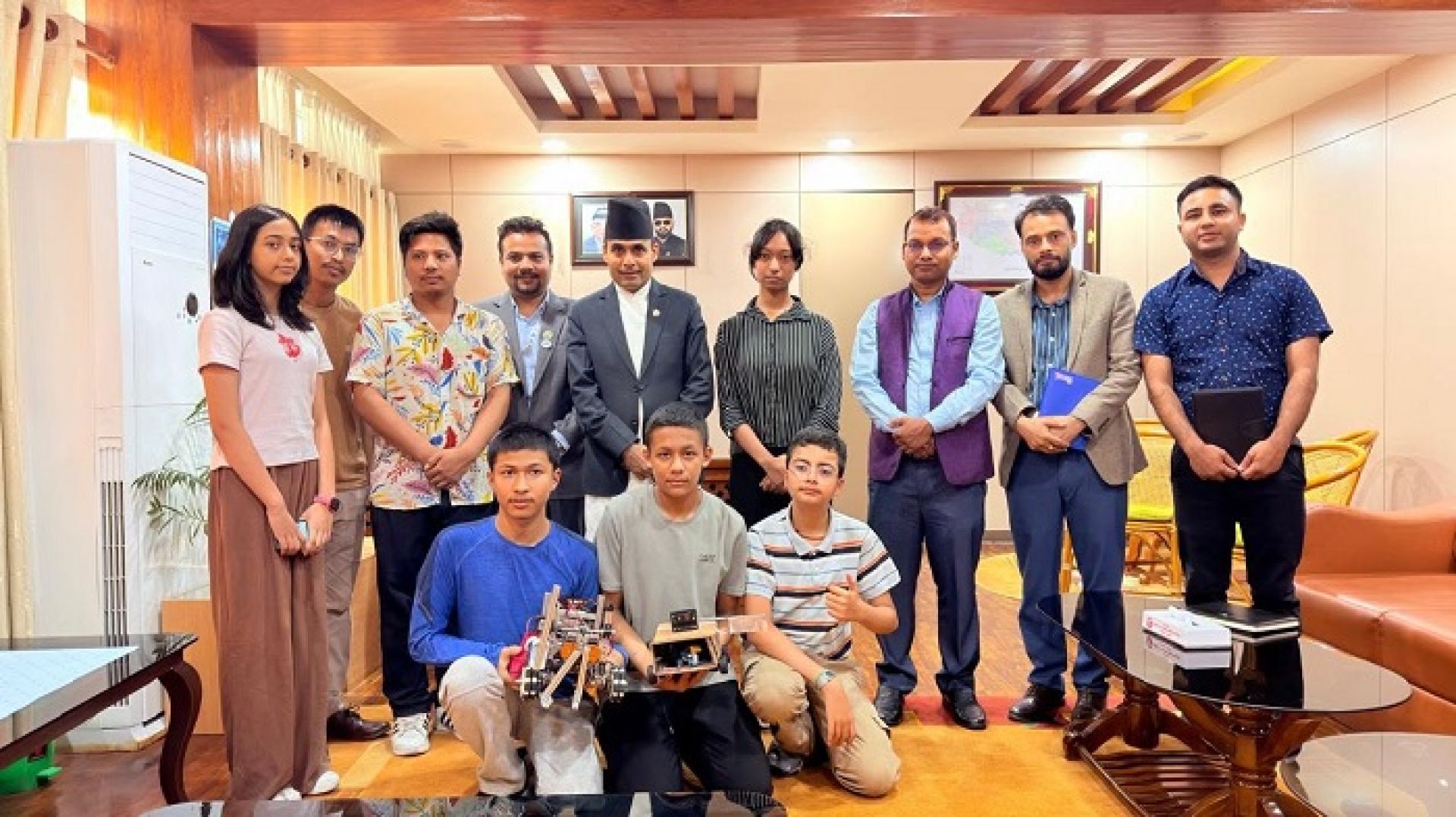 एआई फर गुड ग्लोबल समिटमा भाग लिने नेपाली विद्यार्थी टोलीद्वारा सञ्चारमन्त्रीसँग भेट