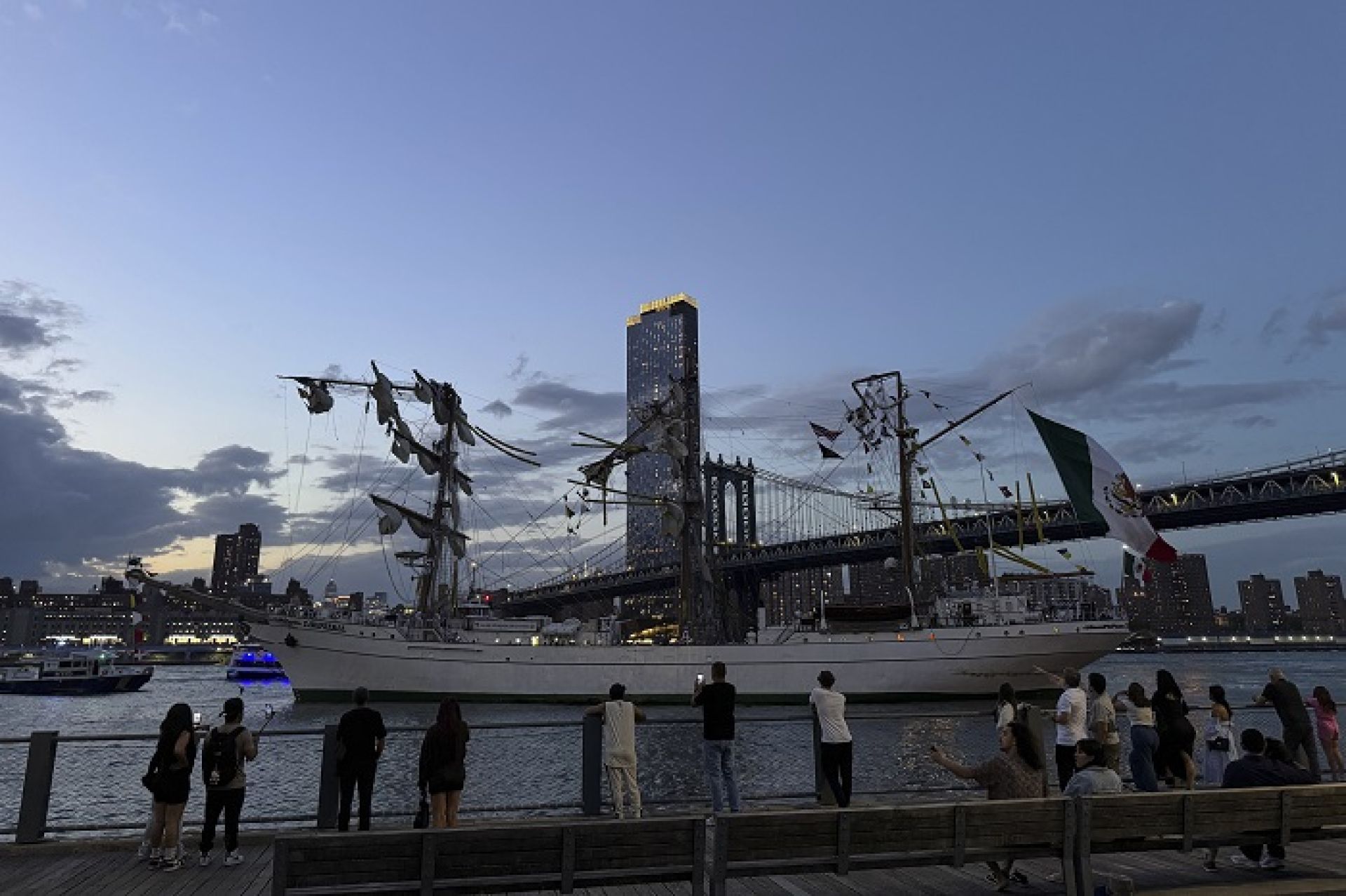 ‘ब्रुकलिन ब्रिज’ मा जहाज ठोक्किँदा दुई जनाको मृत्यु