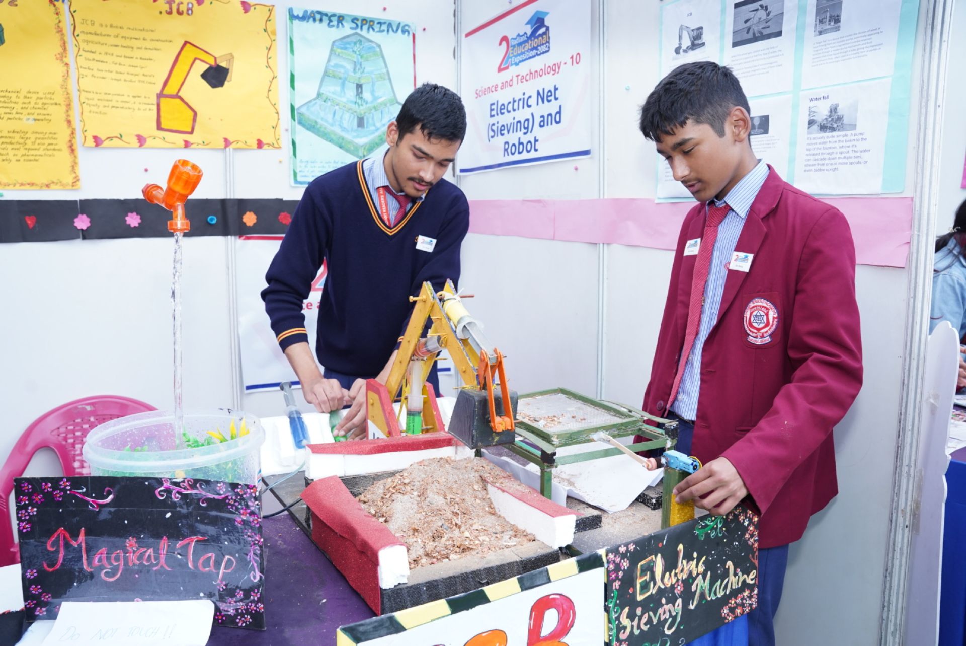 दोस्रो रेडियन्ट शैक्षिक मेला सुरू, आफ्ना सीप र सिर्जनात्मक क्षमता प्रदर्शन गर्दै विद्यार्थी