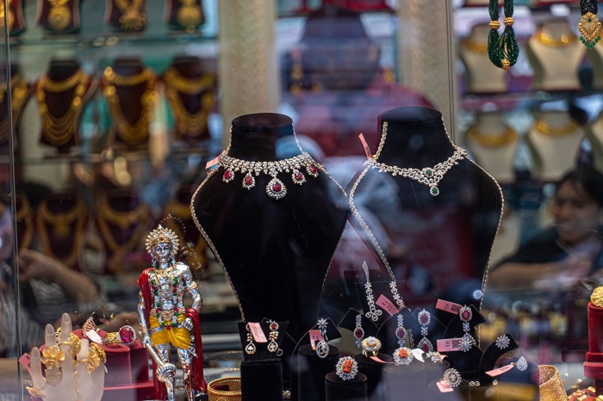 सुनको मूल्य बढ्यो, चाँदीको भाउ घट्यो 