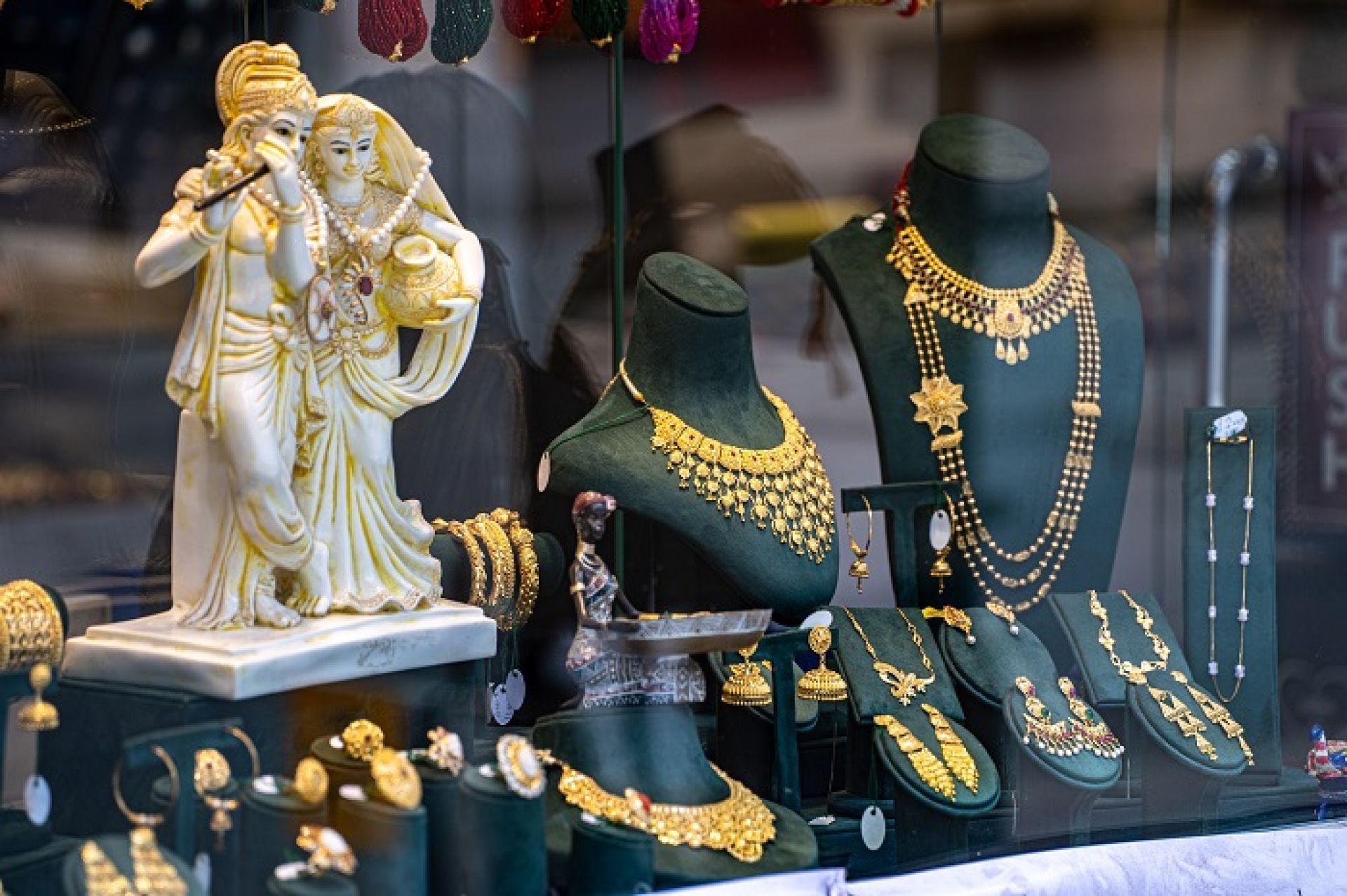 सुनचाँदीको मूल्यमा भारी गिरावट, एकैदिन तोलामा साढे २० हजार रुपैयाँले घट्यो 