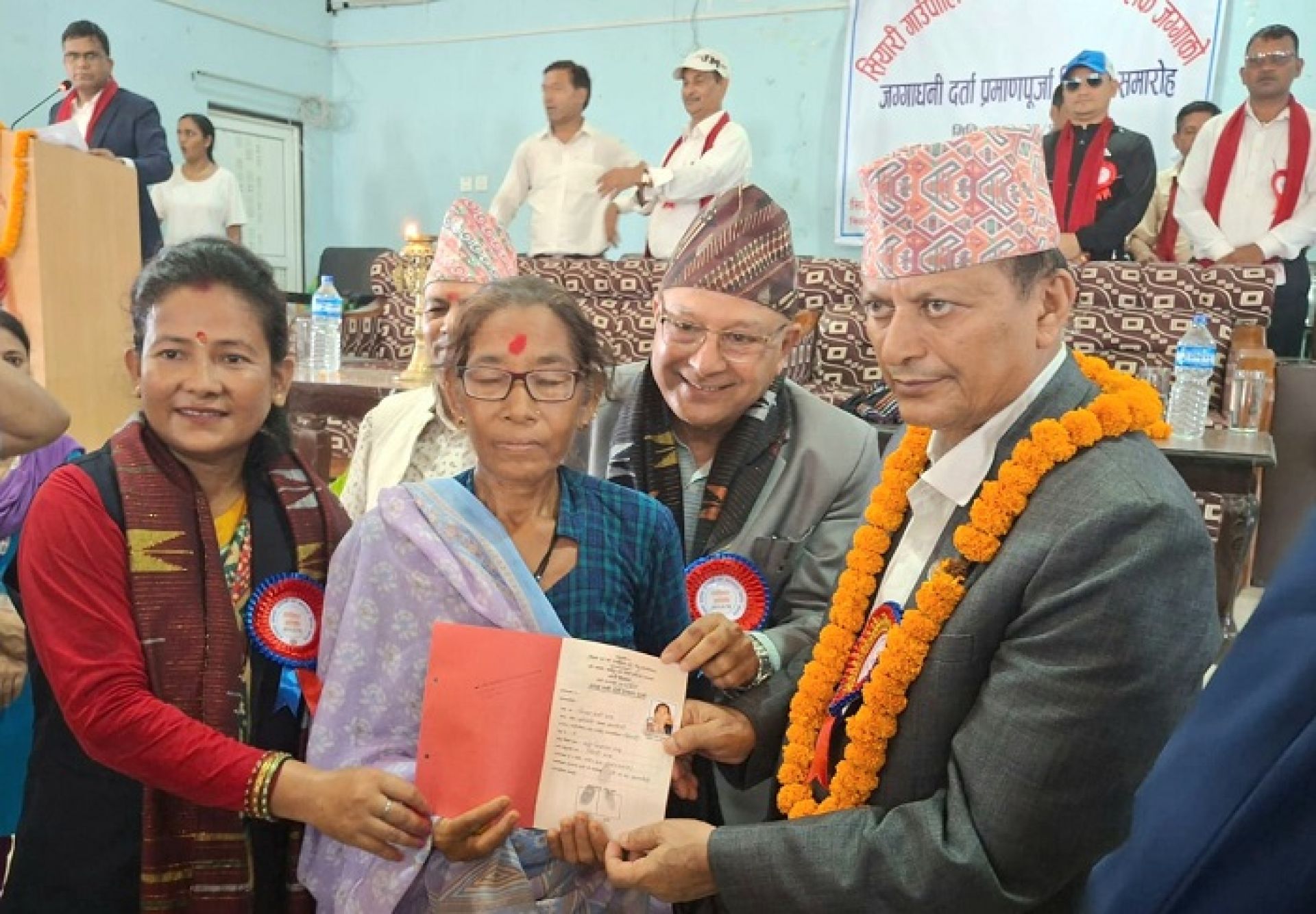 भूमि व्यवस्थामन्त्री अधिकारीद्वारा रुपन्देहीका ५५३ जना स्थानीयबासीलाई लालपुर्जा वितरण