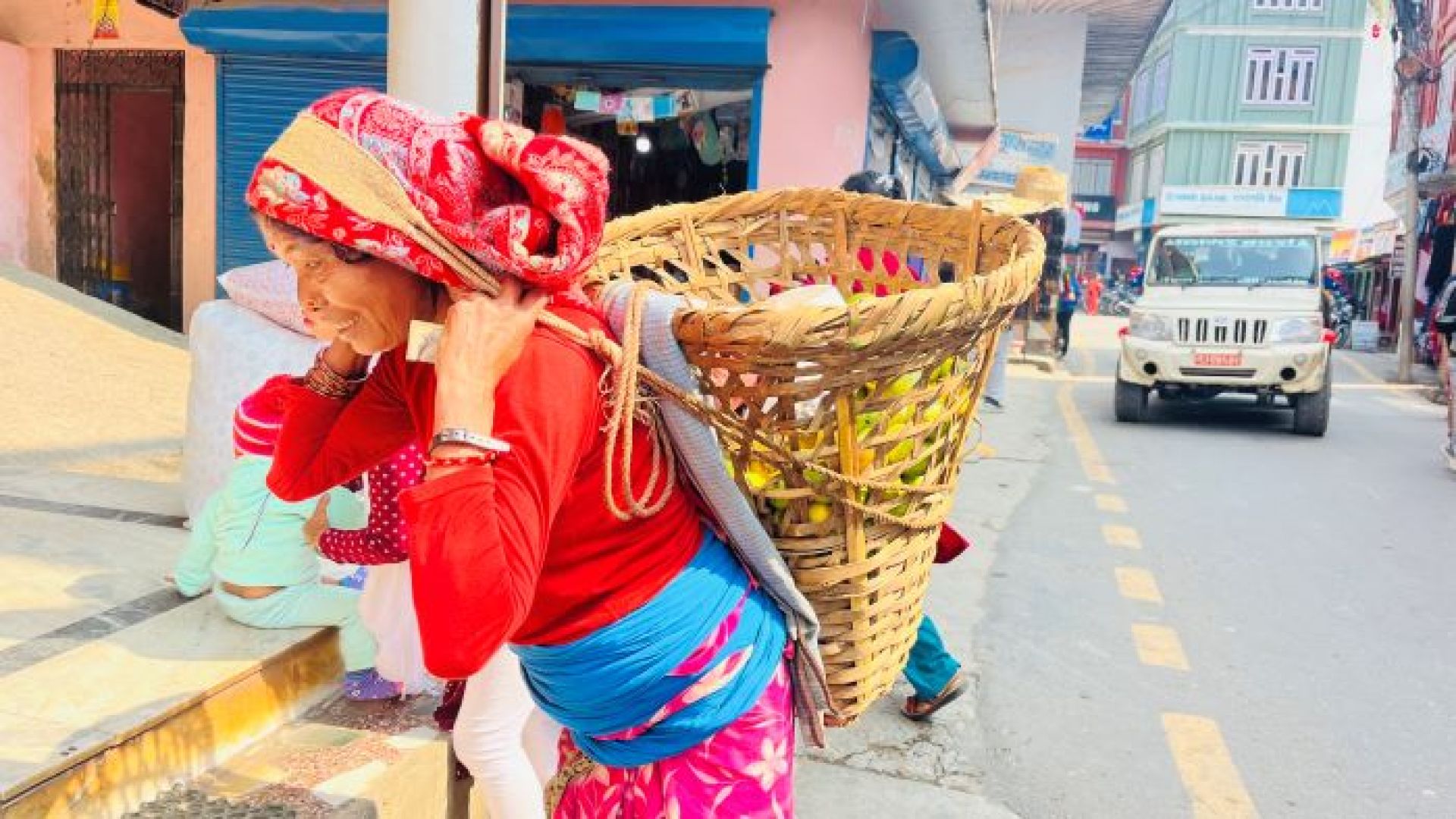 घर खर्च जुटाउन अम्बा बिक्री गरेर नुनतेलको जोहो