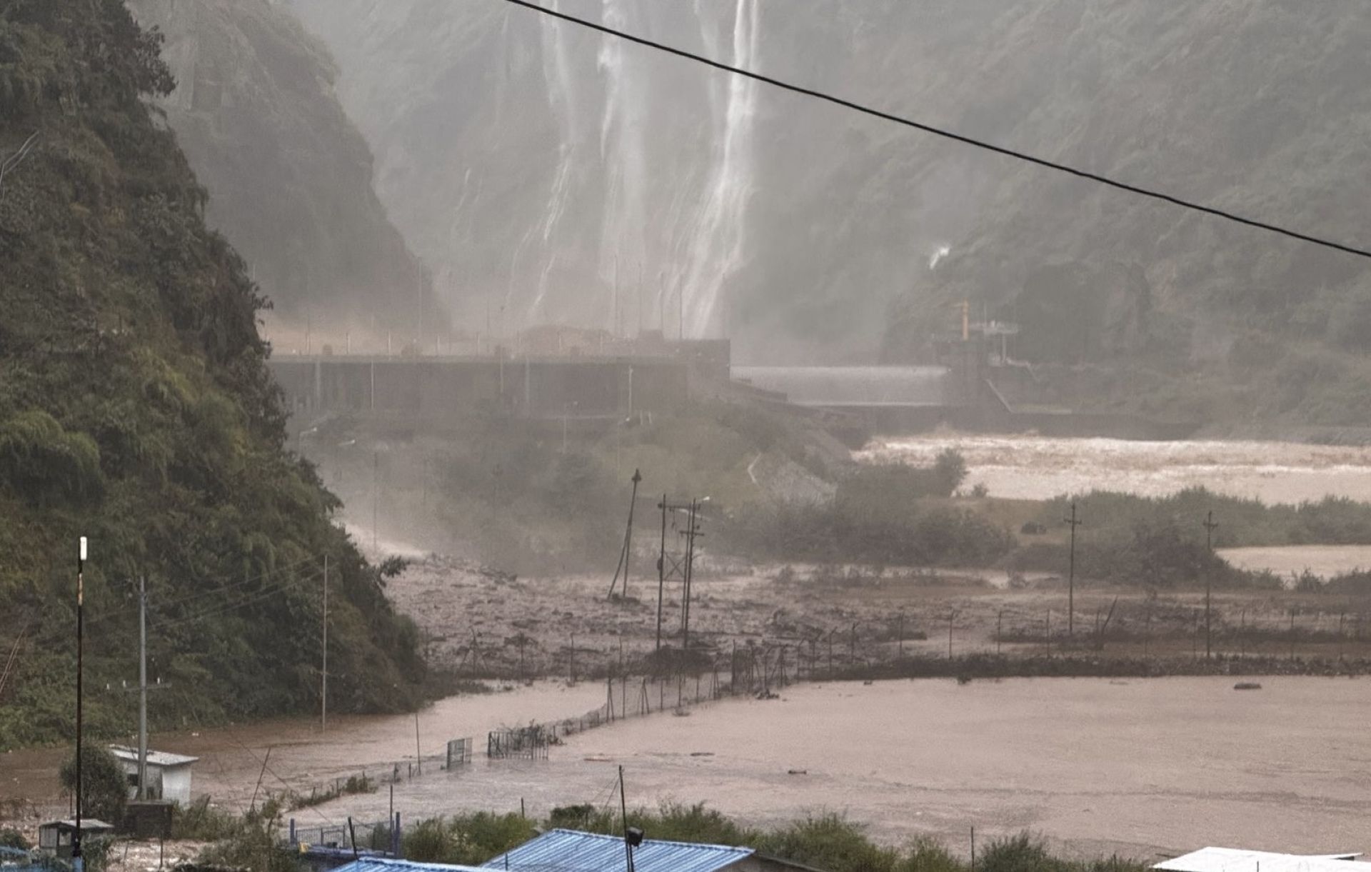 पहिरोले माथिल्लो तामाकोशीको बाँध क्षेत्रका संरचनामा क्षति, विद्युत् उत्पादन बन्द