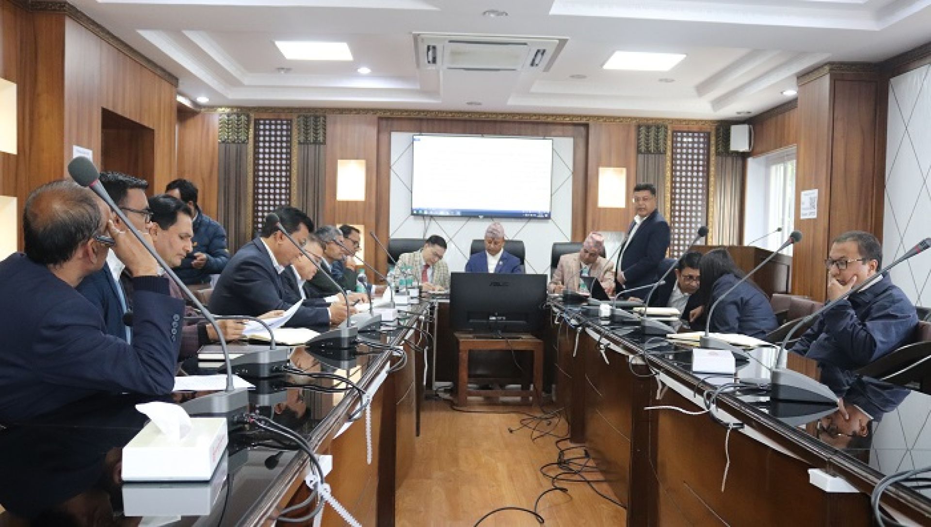 जलविद्युत् आयोजनामा विपन्न वर्गको शेयर सुनिश्चित गर्न मन्त्री खड्काको पहल