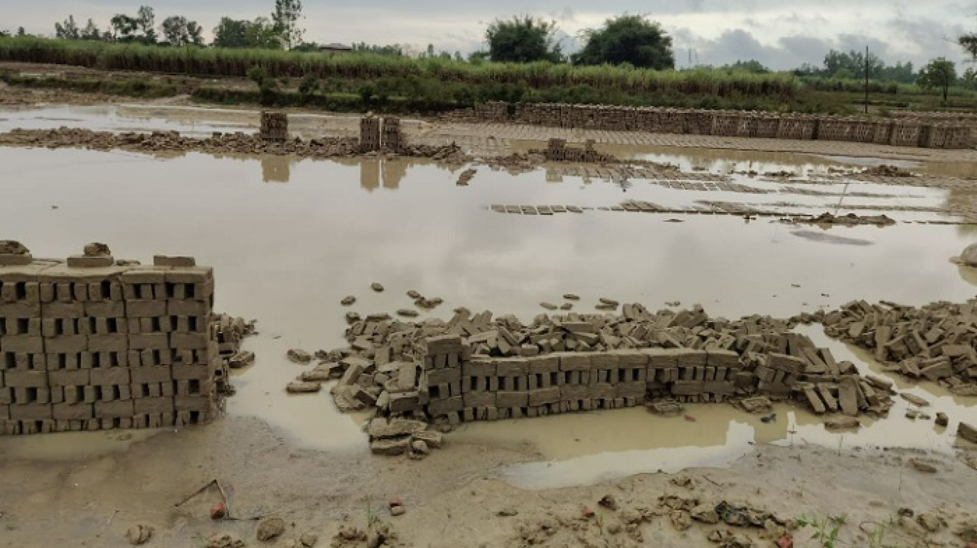 रौतहटमा वर्षा र हावाहुरीको वितण्डाः चार करोड बराबरको काँचो इँट्टा नष्ट, व्यवसायी मारमा