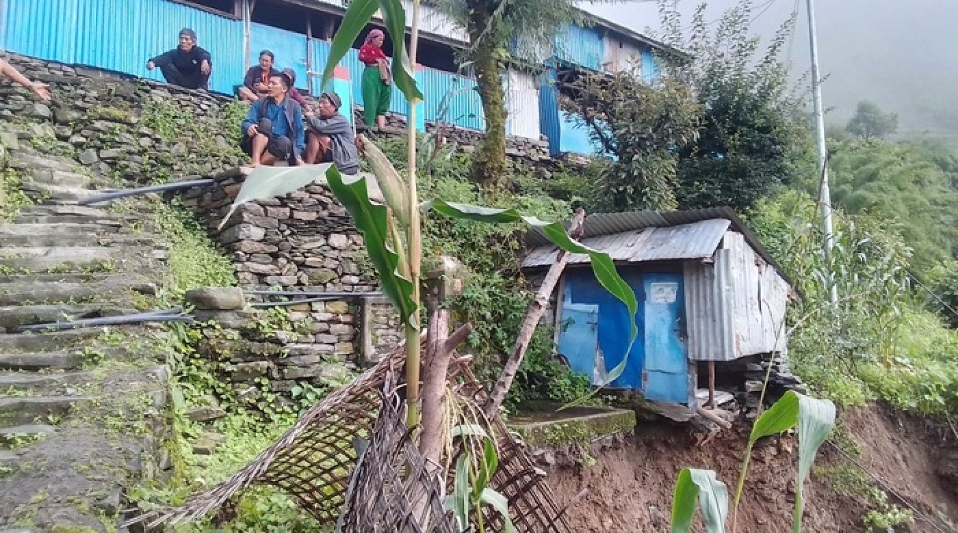 धादिङको किचेतमा पहिरोले गाउँ नै जोखिममा, स्थानीय त्रसित
