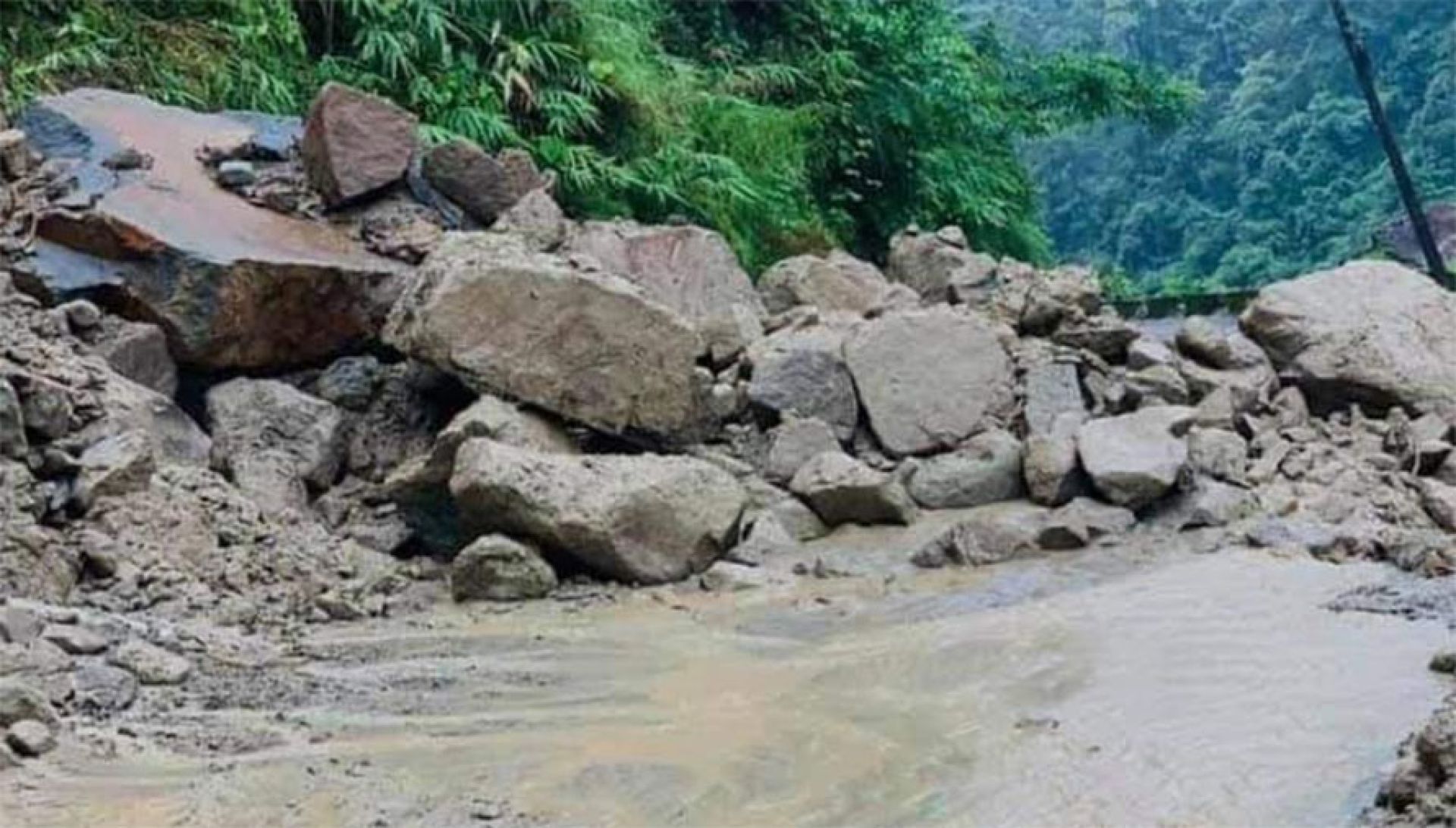 ठाउँठाउँमा पहिरो खस्दा कर्णाली करिडोर अवरुद्ध