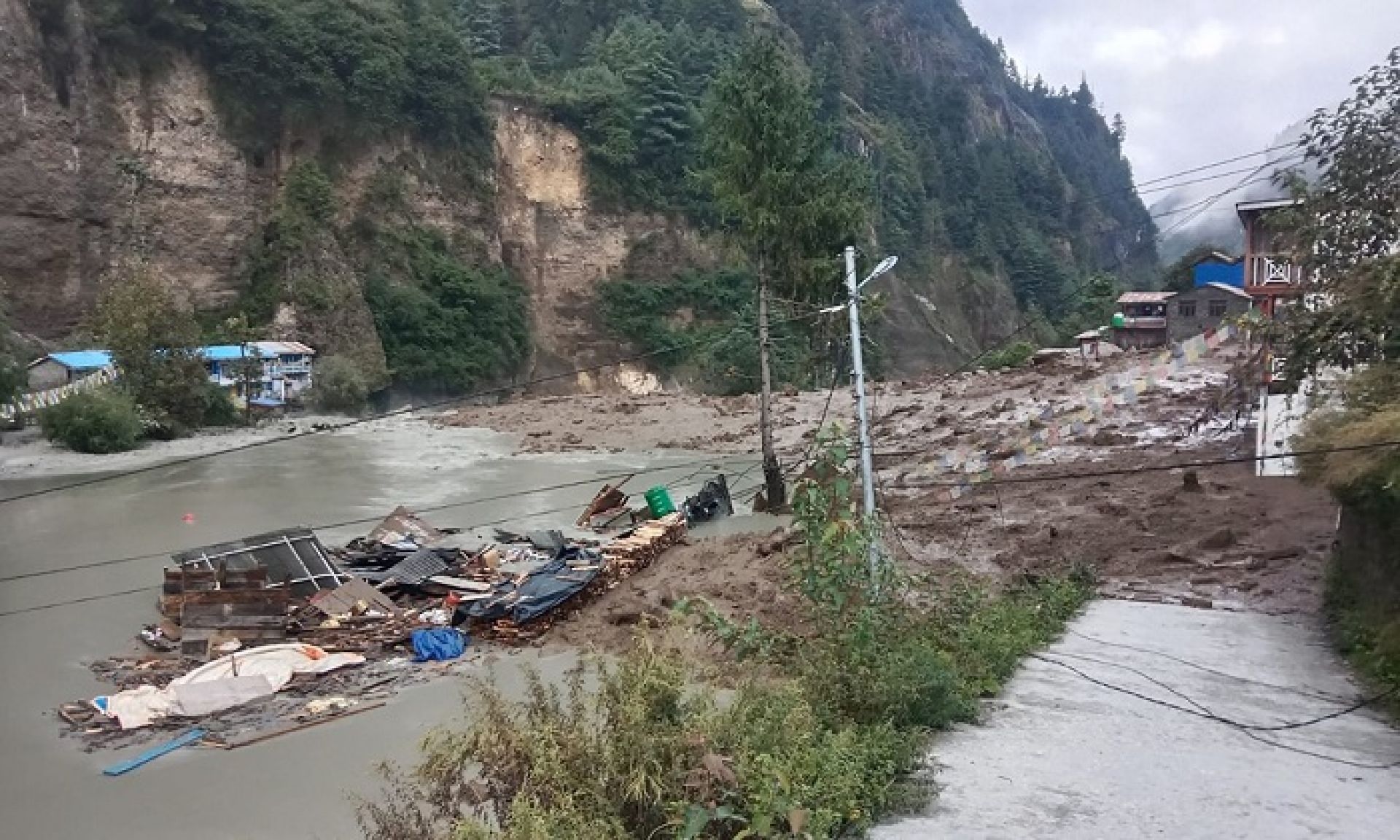 चामेमा नदी थुनिएपछि मुख्यमन्त्रीको आकस्मिक निरीक्षण स् खुलाउने प्रयास जारी