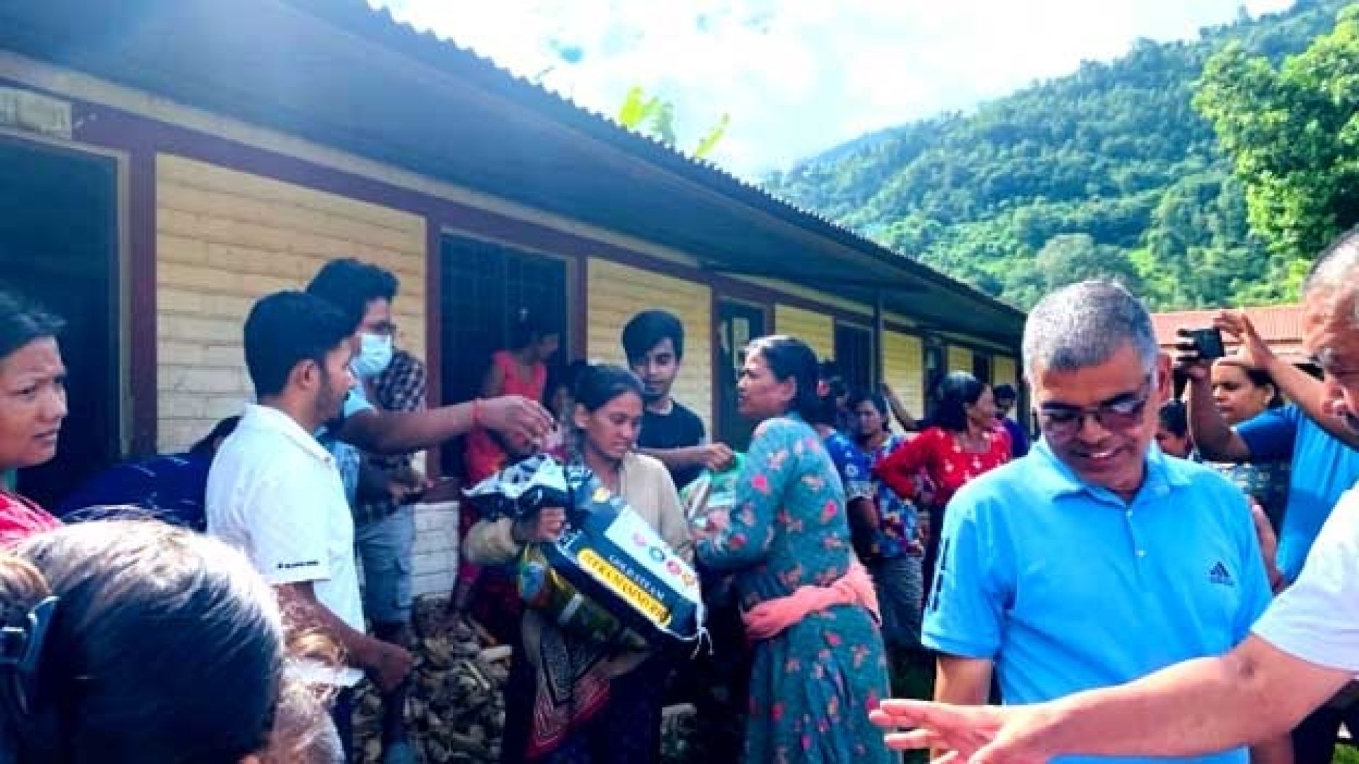 स्वावलम्बन लघुवित्तद्वारा भोटेकोशी बाढी प्रभावितलाई राहत वितरण