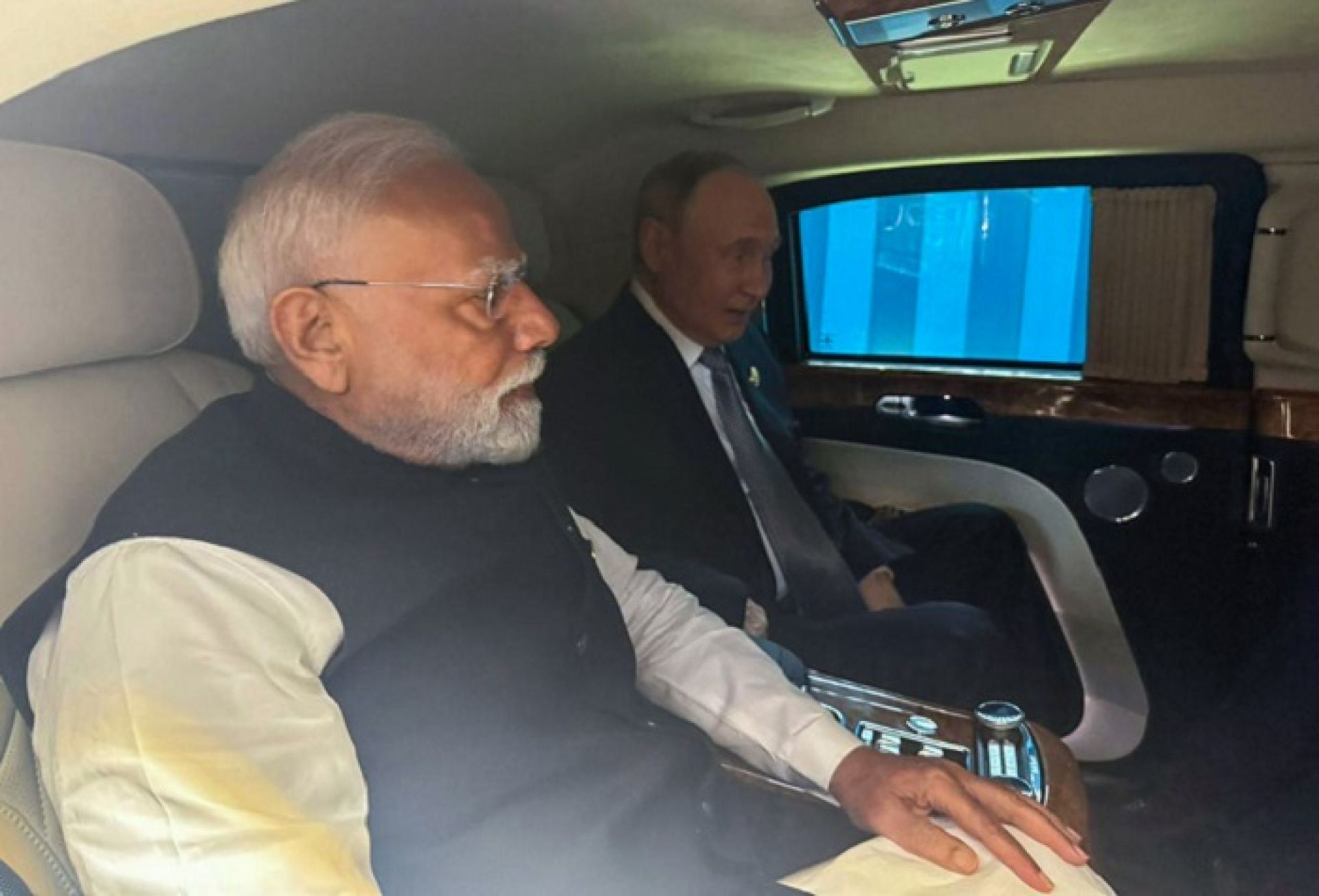 एससीओ शिखर सम्मेलनपछि मोदी र पुटिन एउटै गाडीमा अमेरिकी शुल्कबारे छलफल