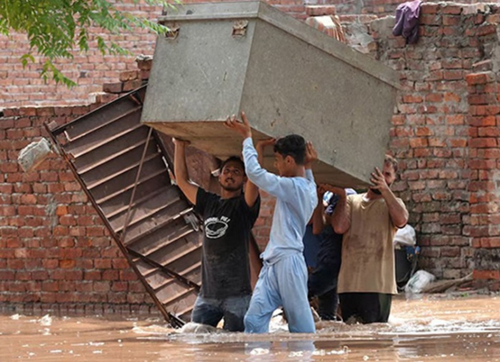 अव्यवस्थित शहरीकरण र अवरुद्ध निकास प्रणालीले पाकिस्तानमा बाढीको जोखिम थपिँदै