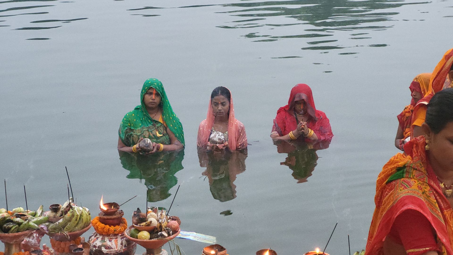 उदाउँदो सूर्यलाई अर्घ्य दिएसँगै छठ पर्व सम्पन्न