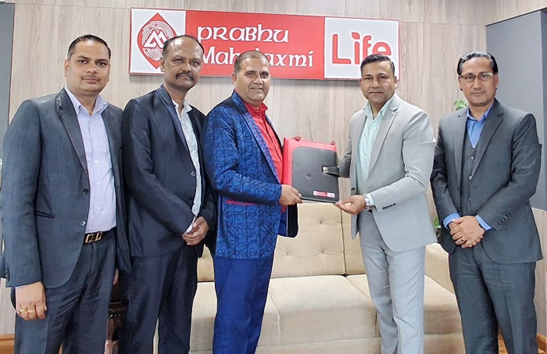 प्रभु महालक्ष्मी लाइफको ब्राण्ड एम्बेसडर मनोज गजुरेल