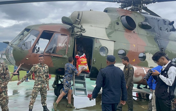 काभ्रेको रोशीमा फसेका बाढीपहिराे पीडीतकाे उद्धार गर्न हेटिकप्टर परिचालन