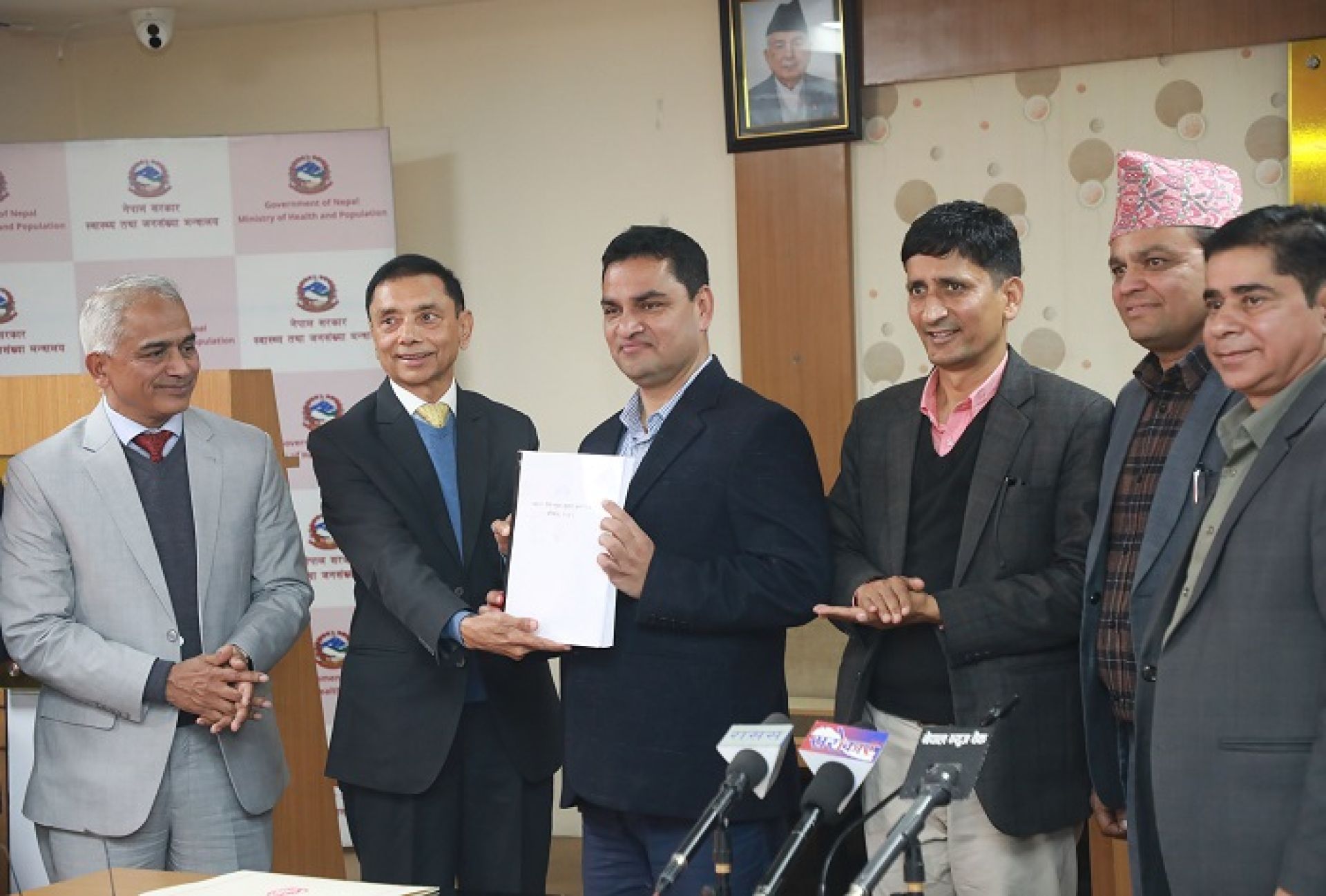 स्वास्थ्य बिमा सुधार गर्न गठित समितिले बुझायो प्रतिवेदन