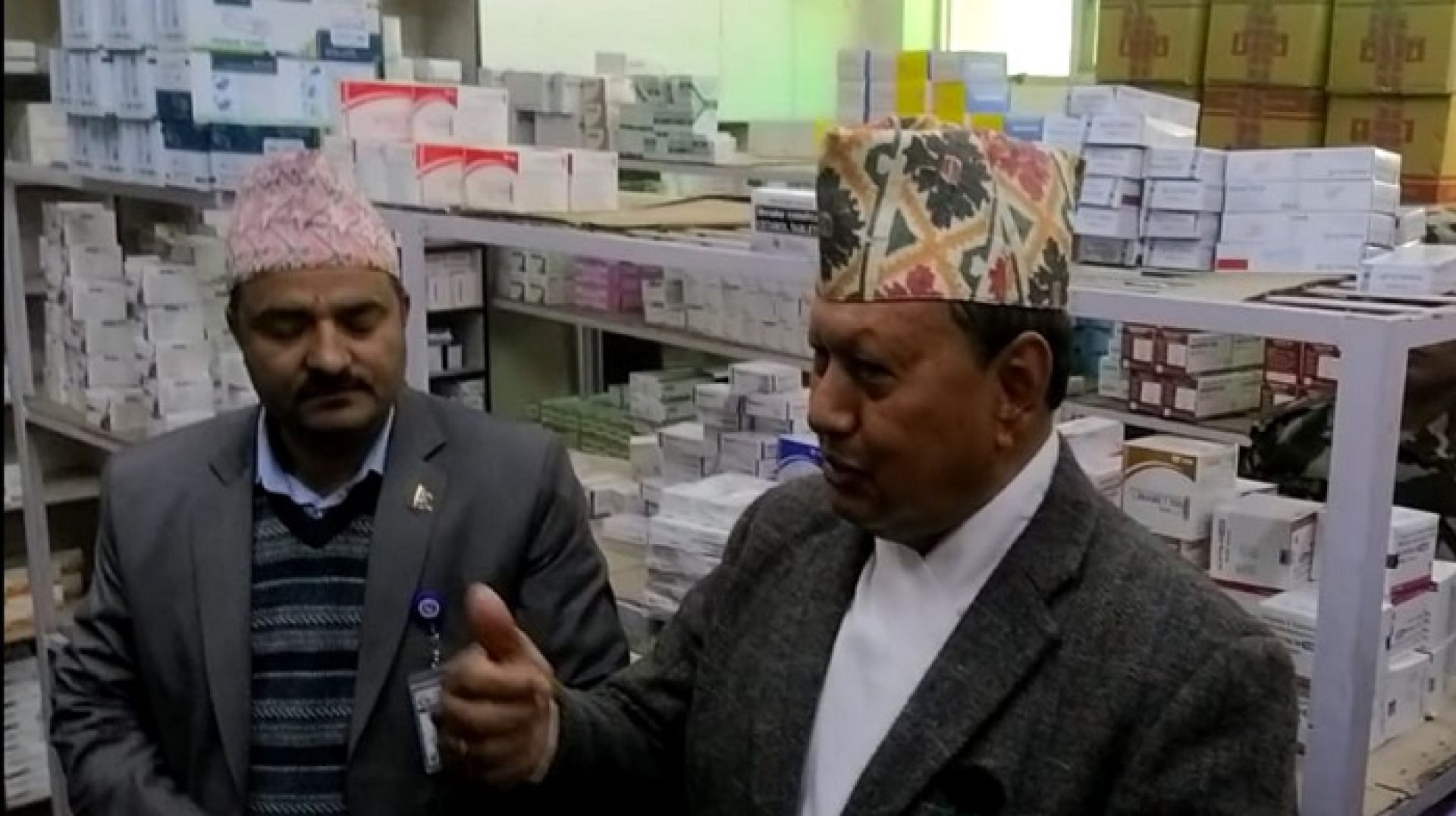 म्याद गुज्रिएका औषधि भेटिएपछि वीर अस्पताल बाहिरका दुईवटा फार्मेसी बन्द