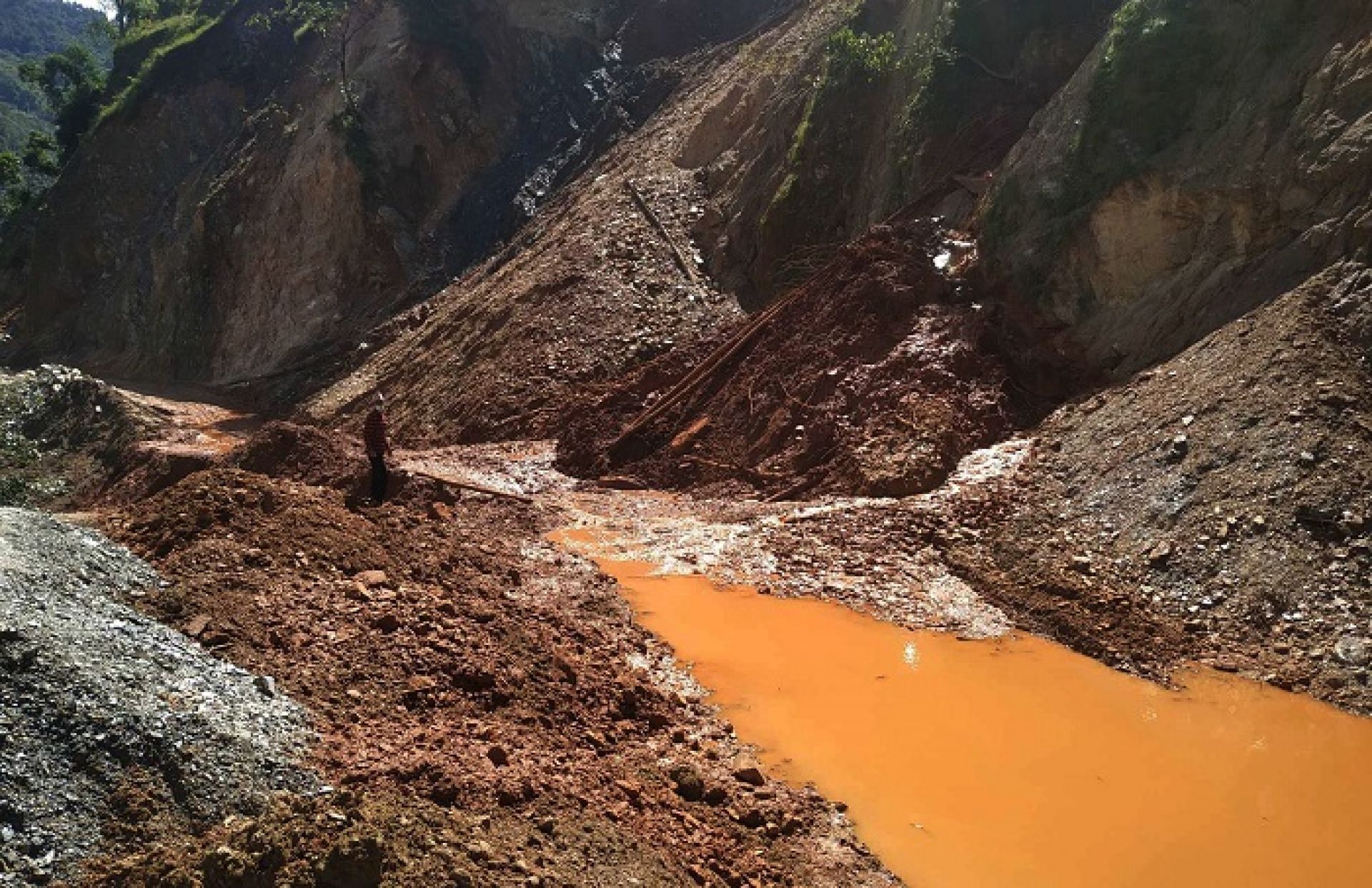 राष्ट्रिय लोकमार्गको दुरावस्थाः यात्रुलाई सास्ती