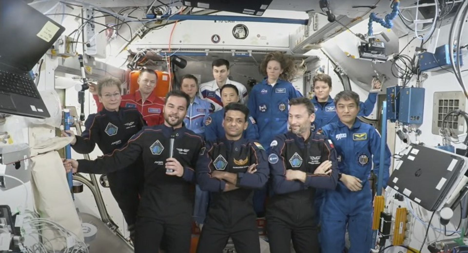 तीन देशका अन्तरिक्ष यात्रीहरूका लागि निजी अन्तरिक्ष उडान प्रशान्त महासागरमा अवतरण