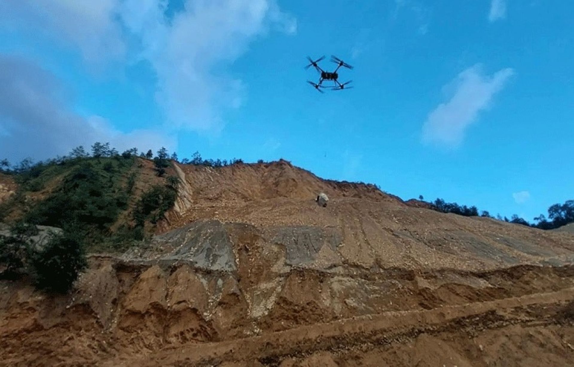बाढीपहिरोः काभ्रेमा सडक अवरुद्ध बस्तीमा ड्रोनमार्फत खाद्यान्न पठाइँदै