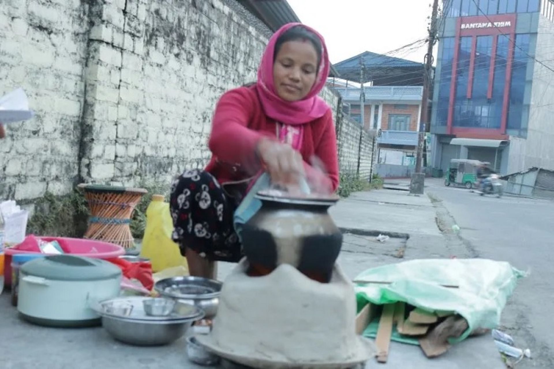 जाडोमा भक्का बेचेर मासिक एक लाखसम्म कमाउँछन् सुनसरीका महिला 