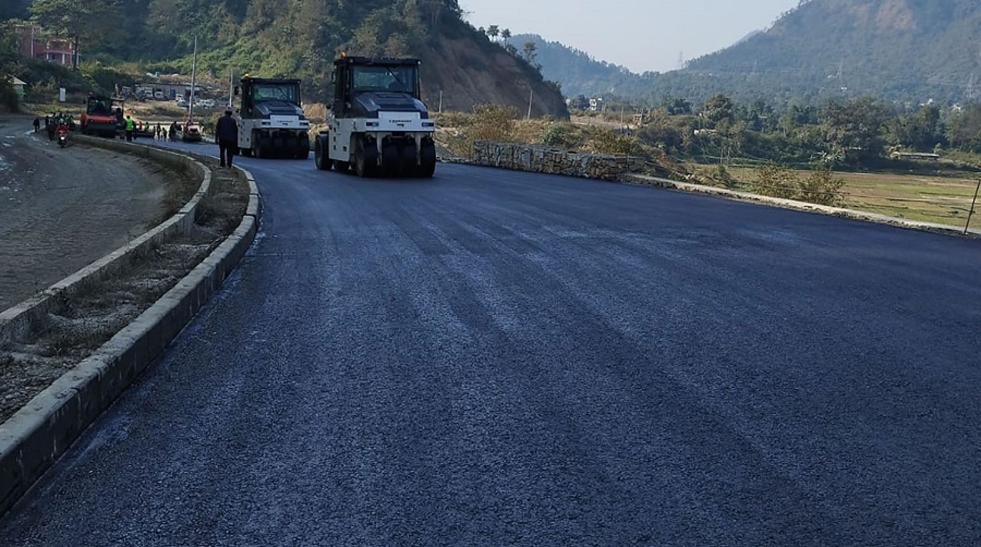 एडिबीको सहयोगमा मुग्लिन पोखरा सडकको आँबुखैरेनीमा थप साढे तीन किलोमिटर कालोपत्र