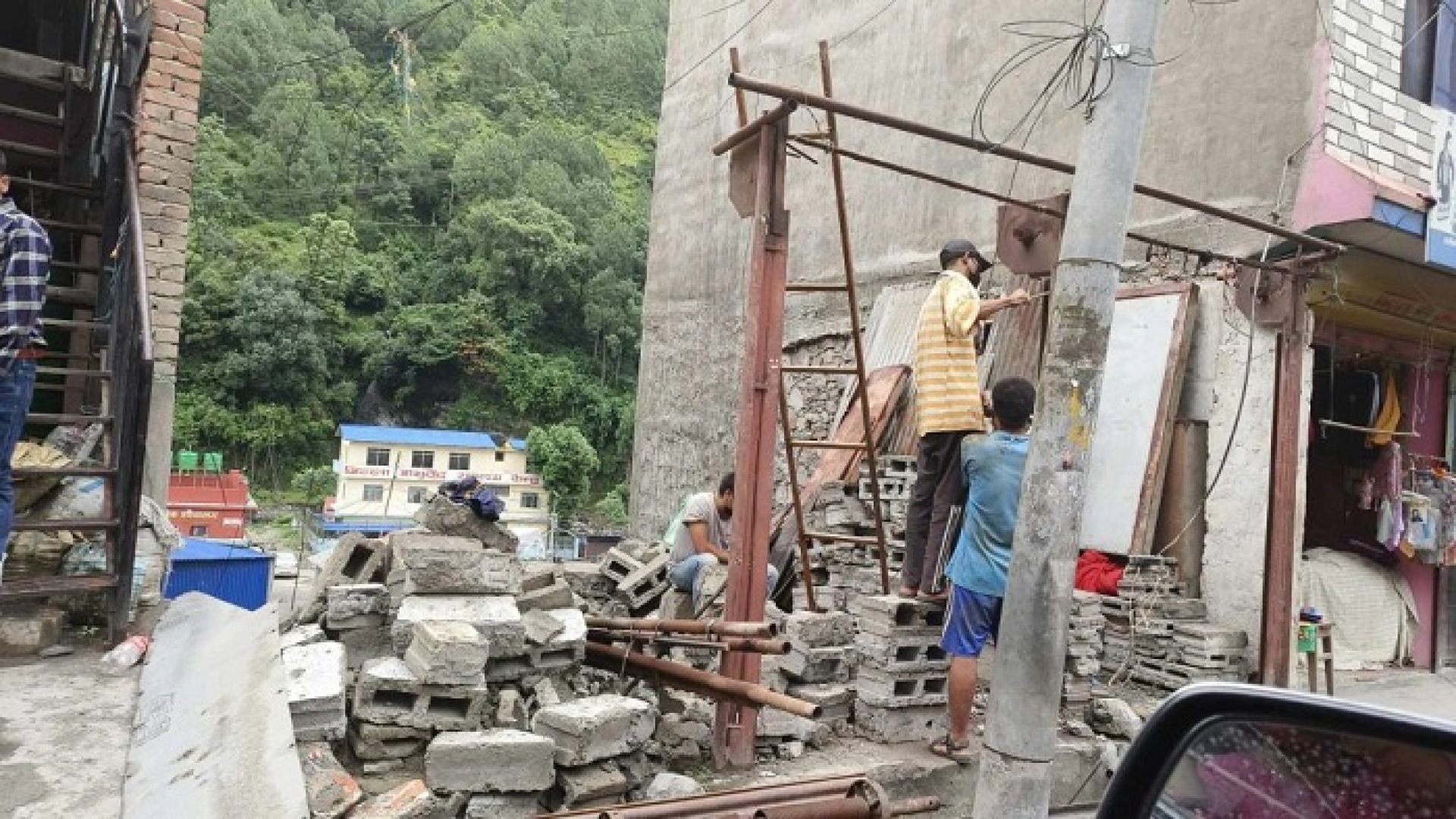 सार्वजनिक जग्गामा बनाइएको संरचना हटाइयो