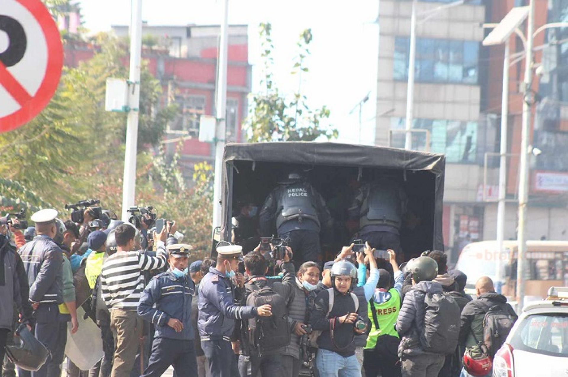 प्रसाईं नेतृत्वको प्रदर्शनमा प्रहरीमाथि ढुङ्गामुढा गर्ने पाँच पक्राउ