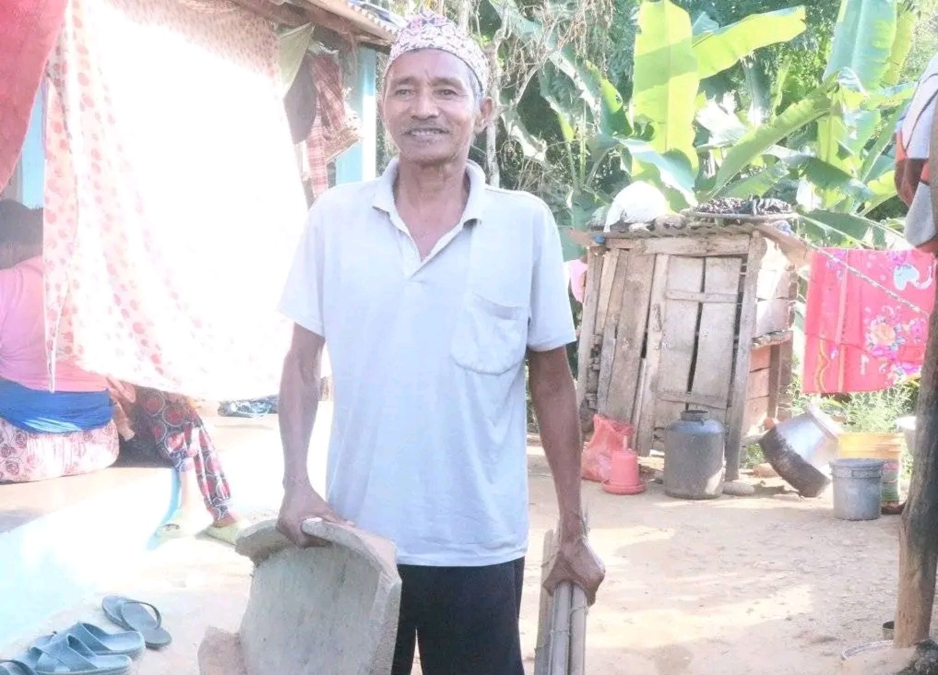 दसैँ मनाउँदा लागेको ऋण तिर्न सुनको खोजीमा त्रिशूली किनारातर्फ