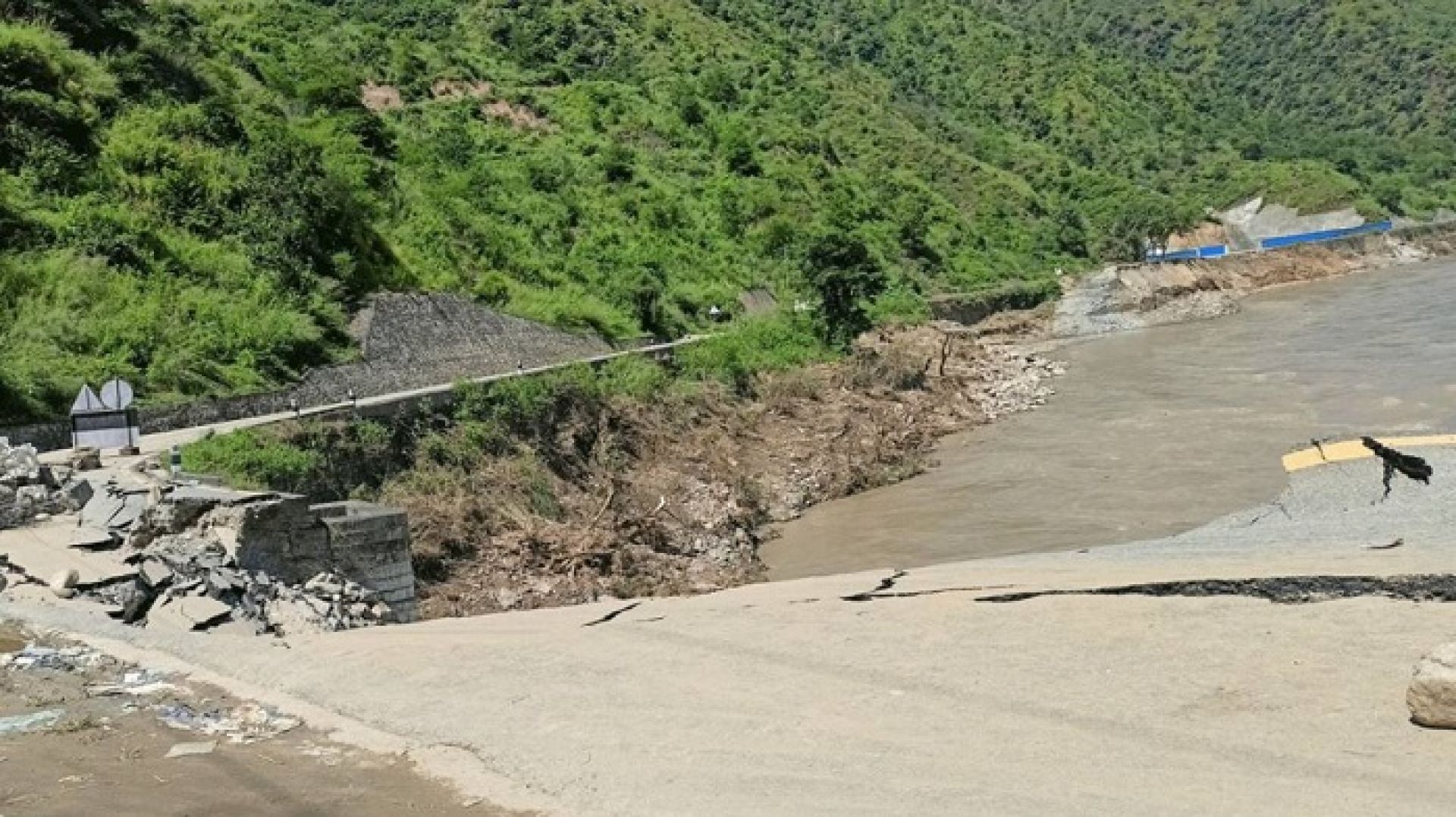 विभिन्न राजमार्गका पाँच खण्ड पूर्ण अवरुद्ध, आठ सडकमा एकतर्फी आवागमन