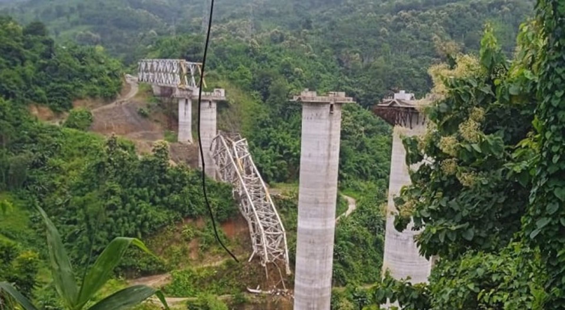 निर्माणाधीन रेलवे पुल भत्किँदा १७ मजदुरको मृत्यु