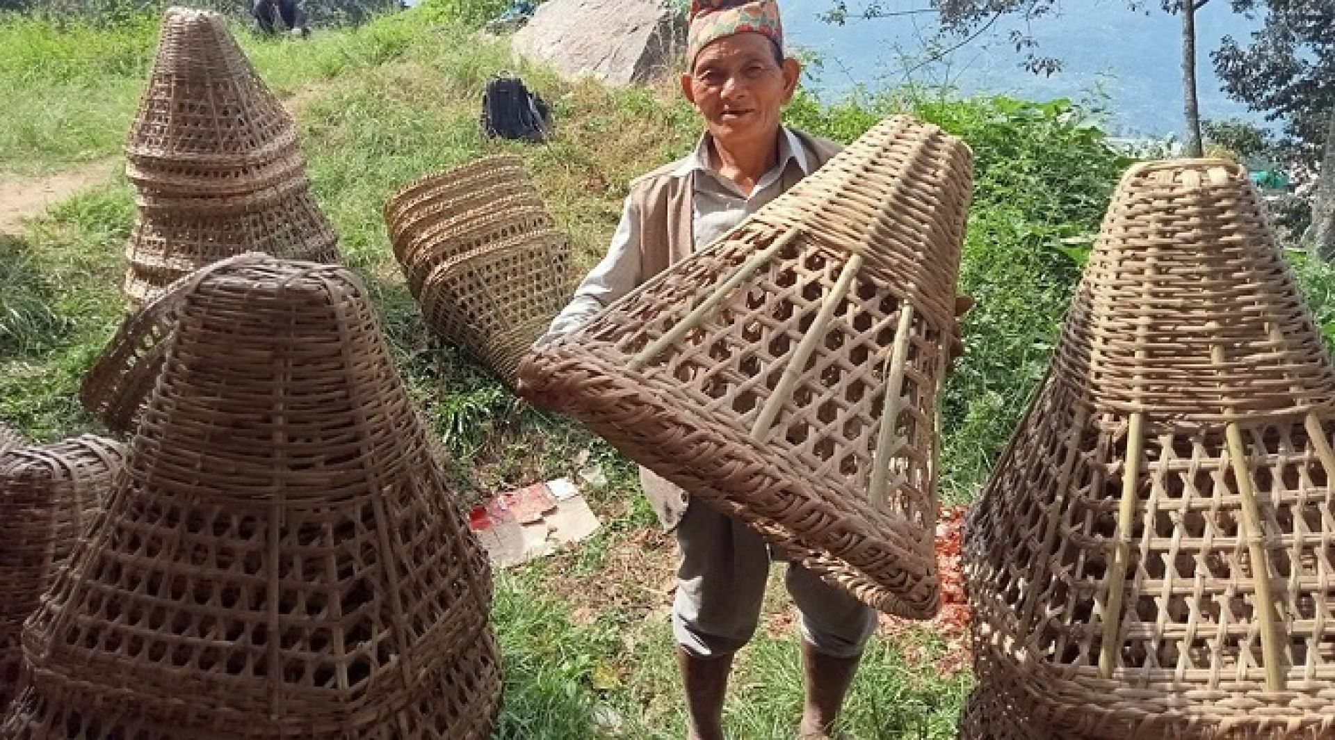 डोका बेचेरै मासिक ३५ हजारसम्म कमाउँछन् चन्द्रबहादुर